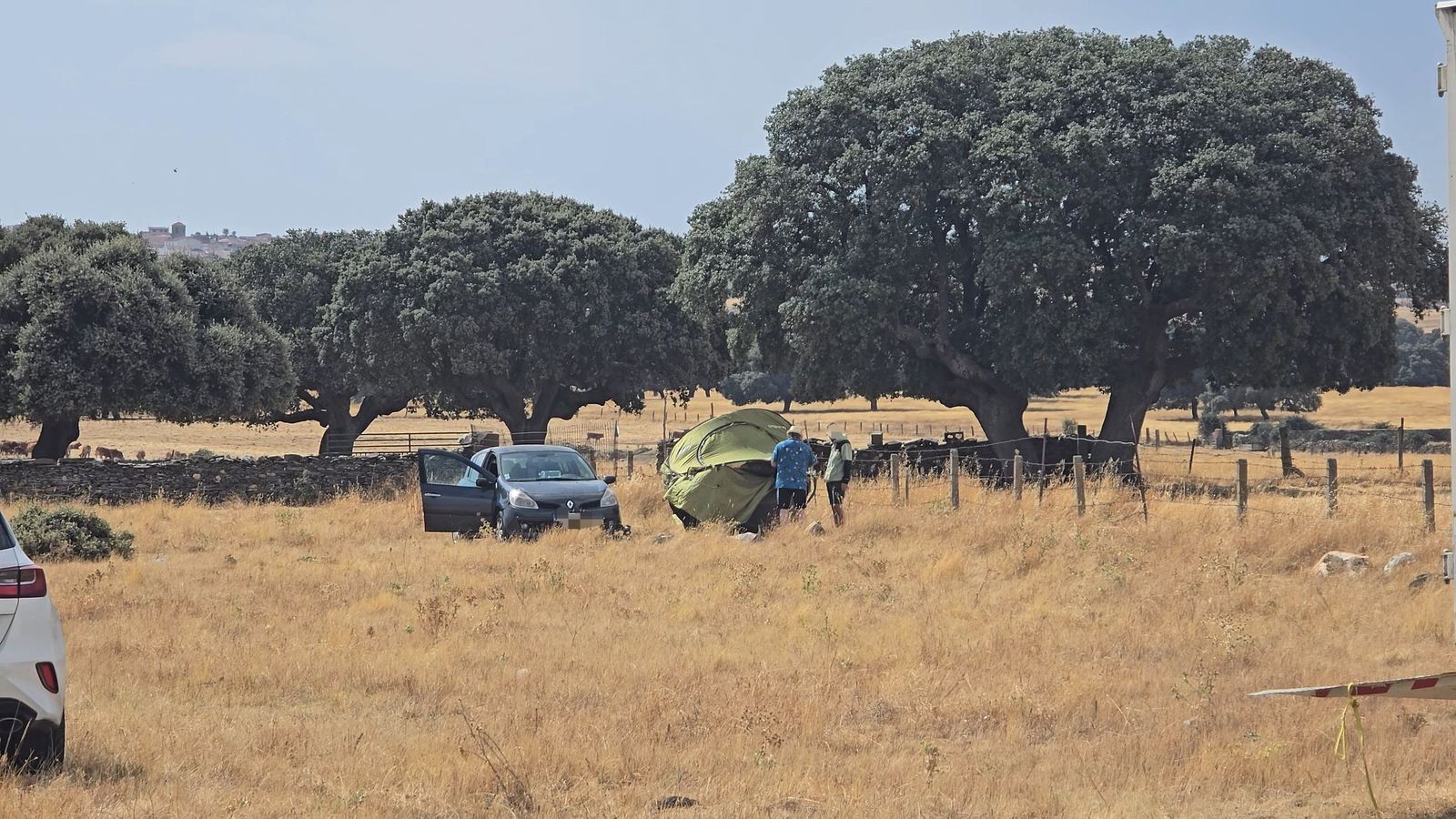 Últimas personas en abandonar la rave junto al embalse de Santa Teresa