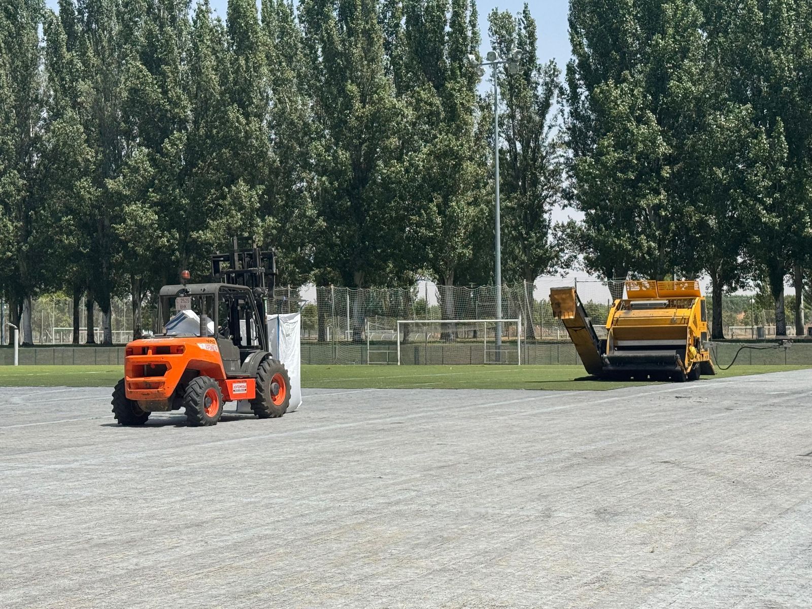 Obras para instalar el nuevo césped artificial FIFA en La Aldehuela