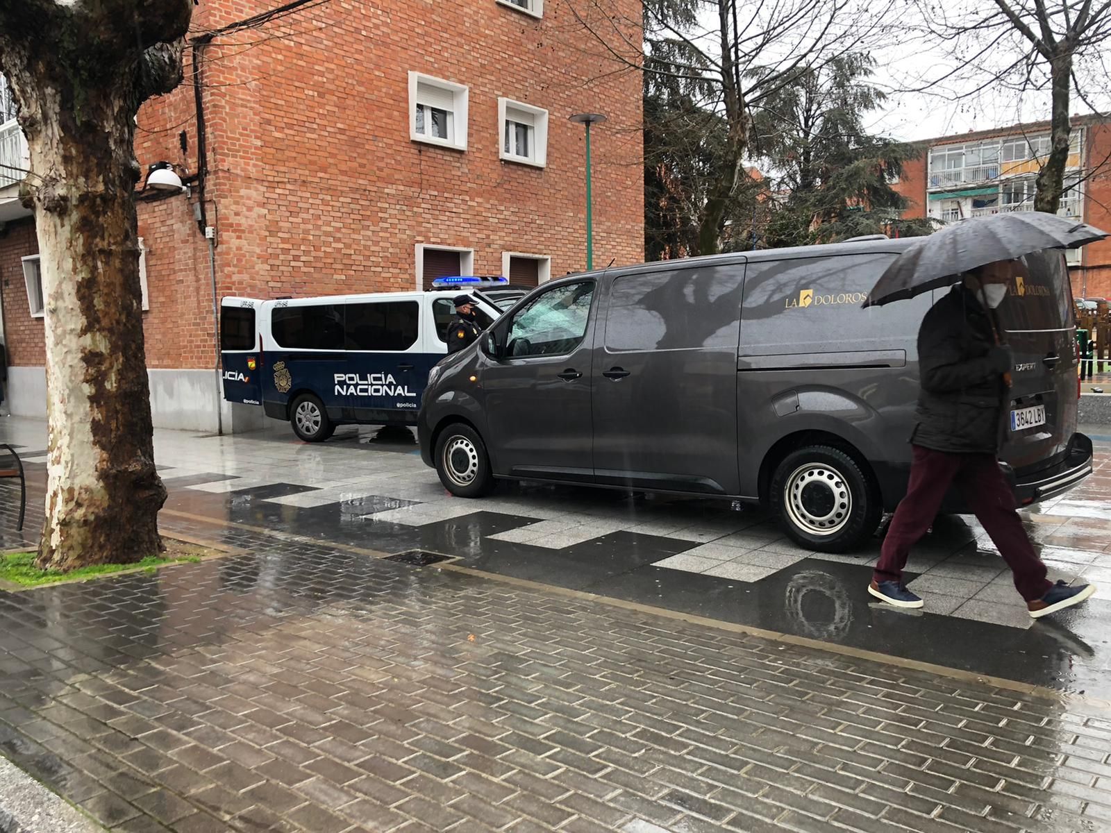 Momento en el que un furgón funerario retira el cuerpo | Foto: S24H