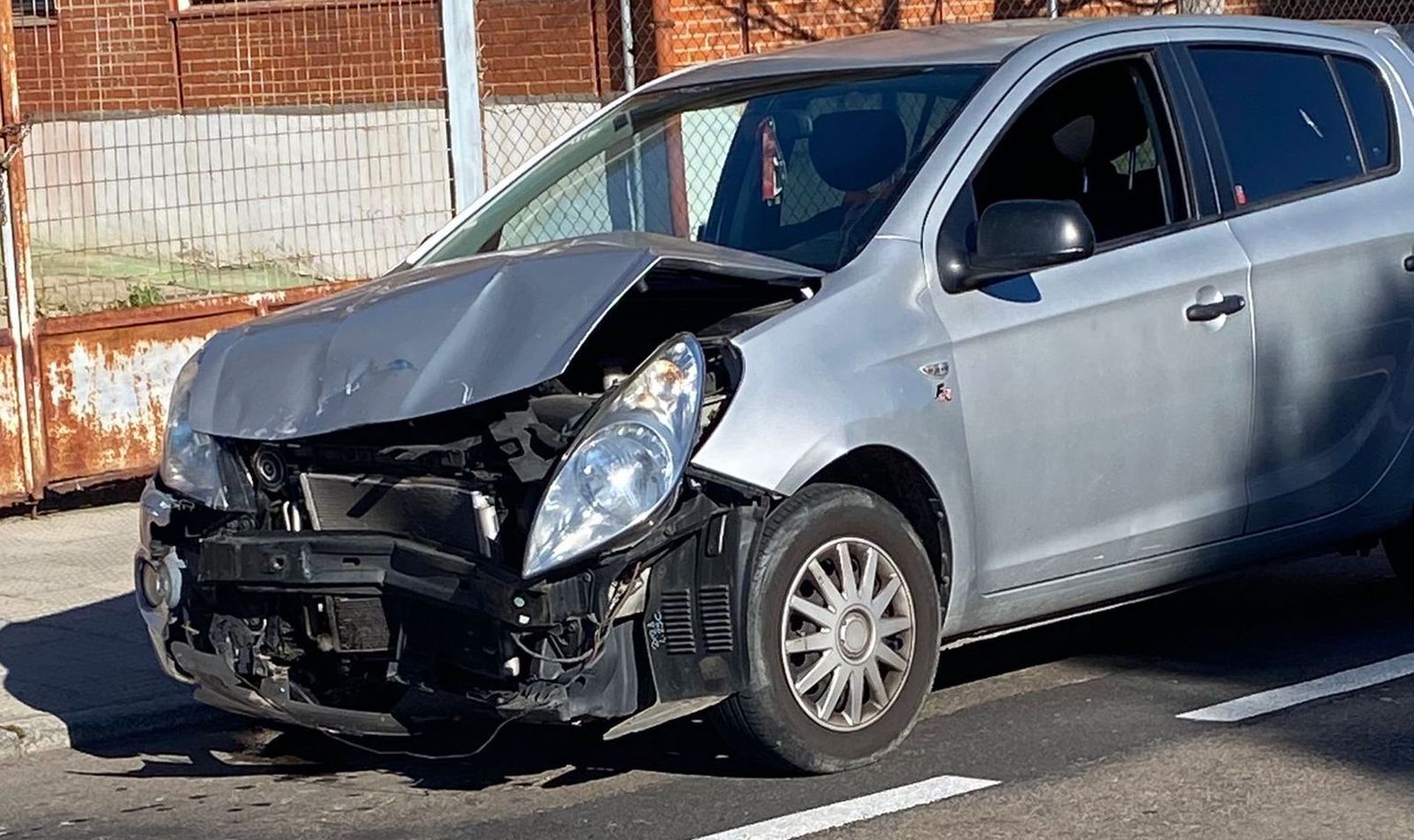 Estado de uno de los vehículos tras la colisión en la calle Maestro Tárrega de la capital