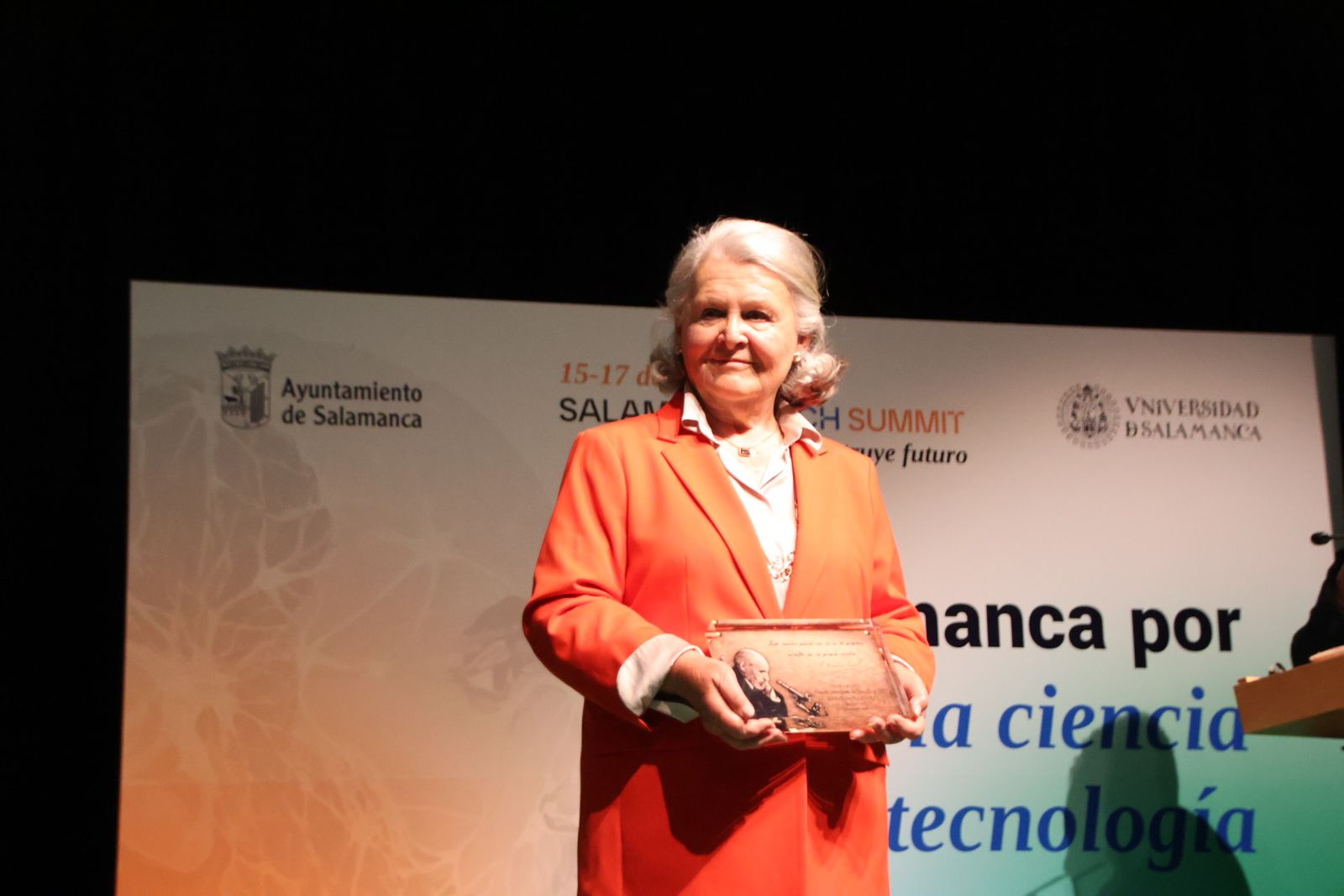 El alcalde de Salamanca, Carlos García Carbayo, recoge los Premios Santiago Ramón y Cajal en el marco de Salamanca Tech Summit