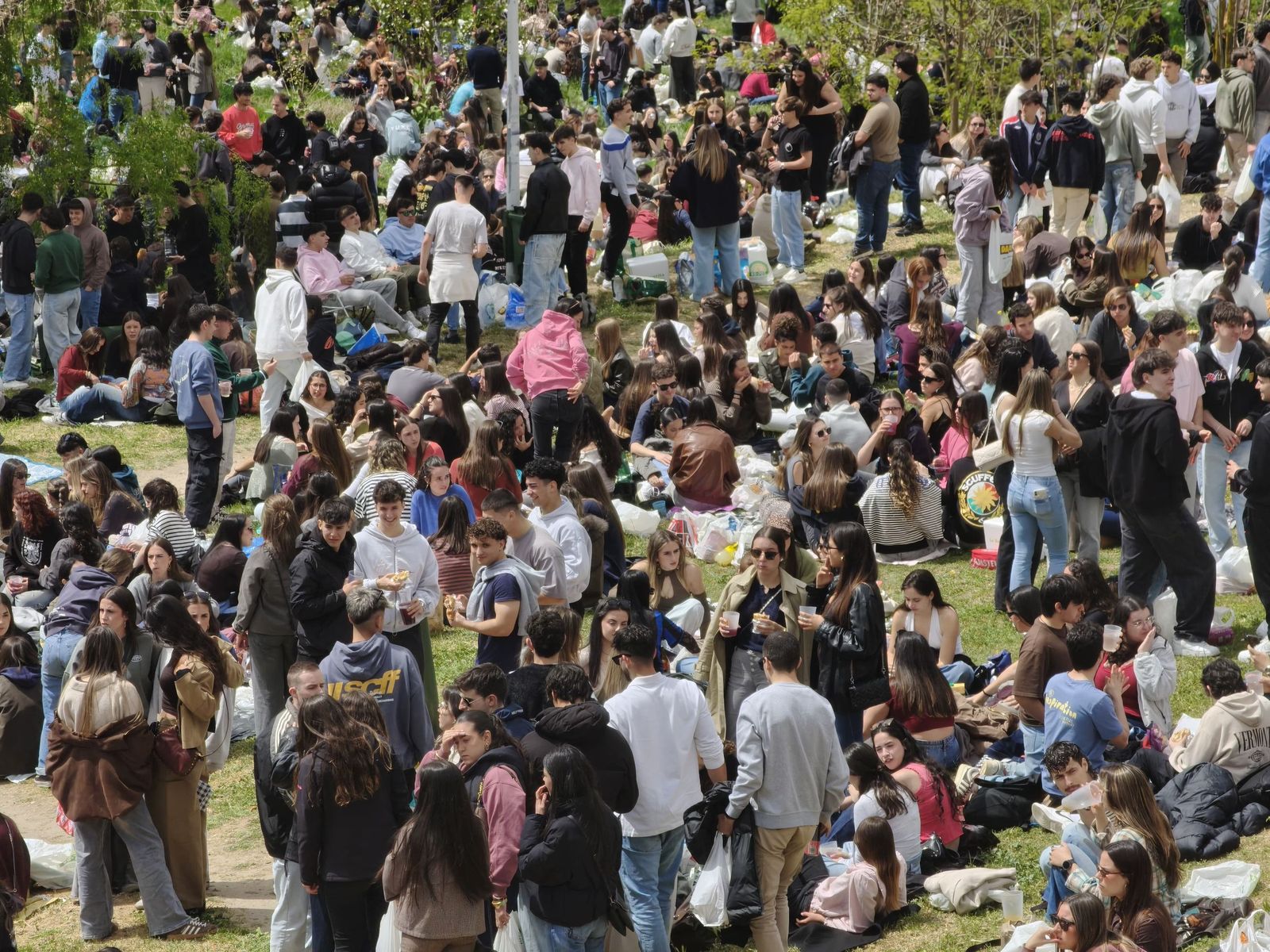 Un multitudinario Lunes de Aguas en Salamanca llena la ribera del Tormes