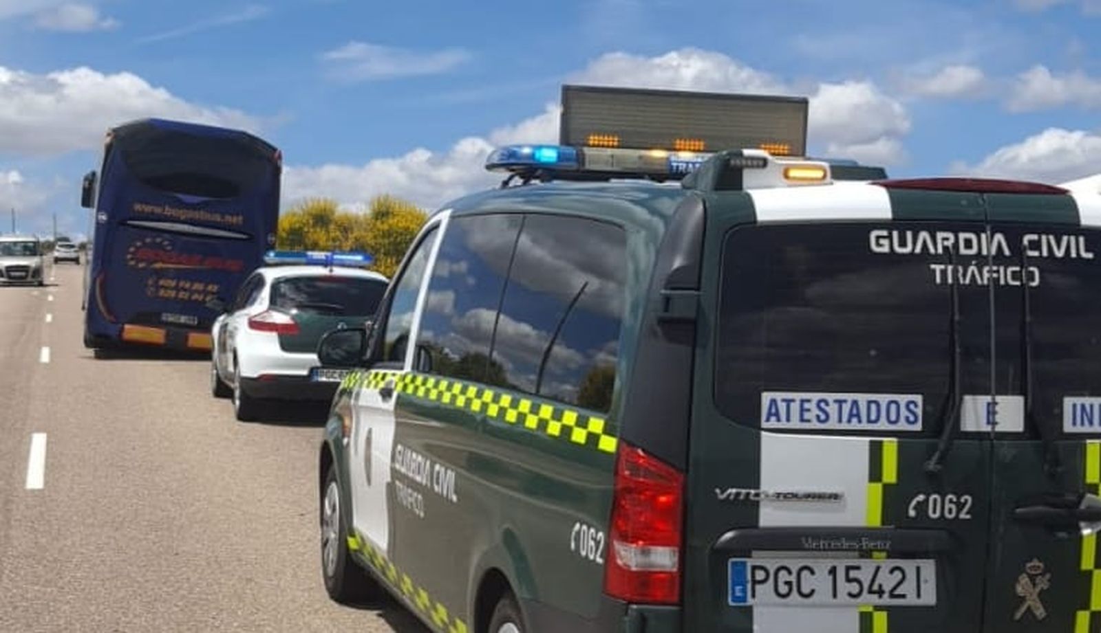La Guardia Civil asiste a un autocar averiado