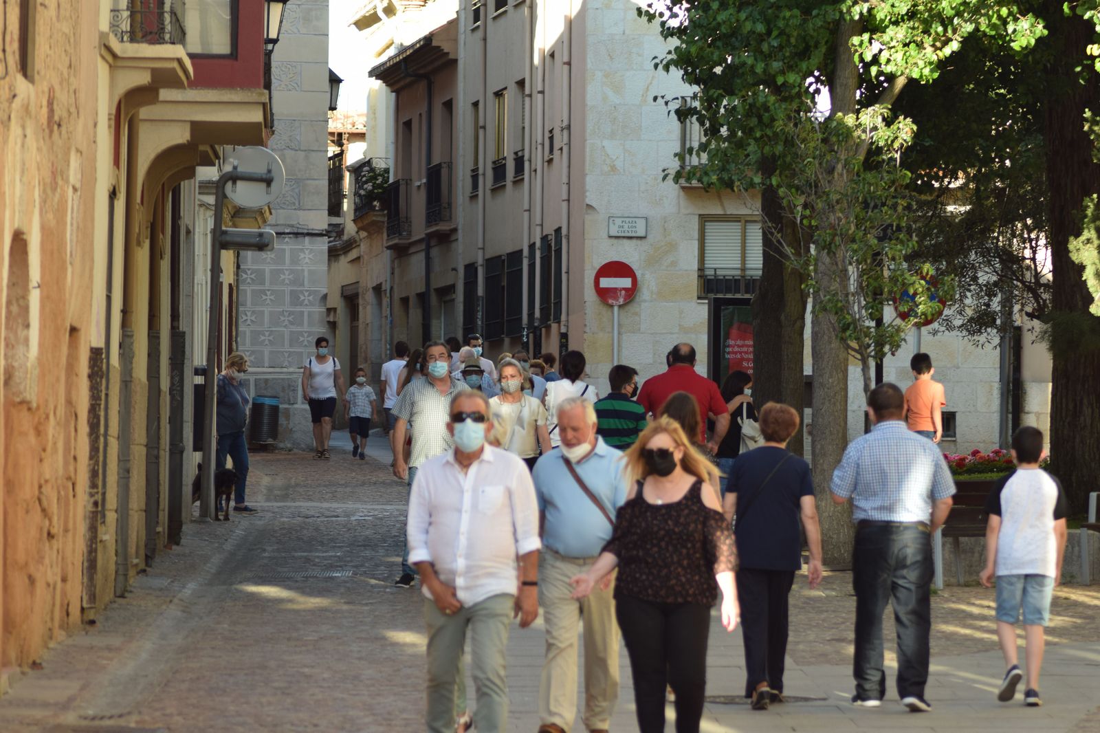 Gente paseando por Zamora