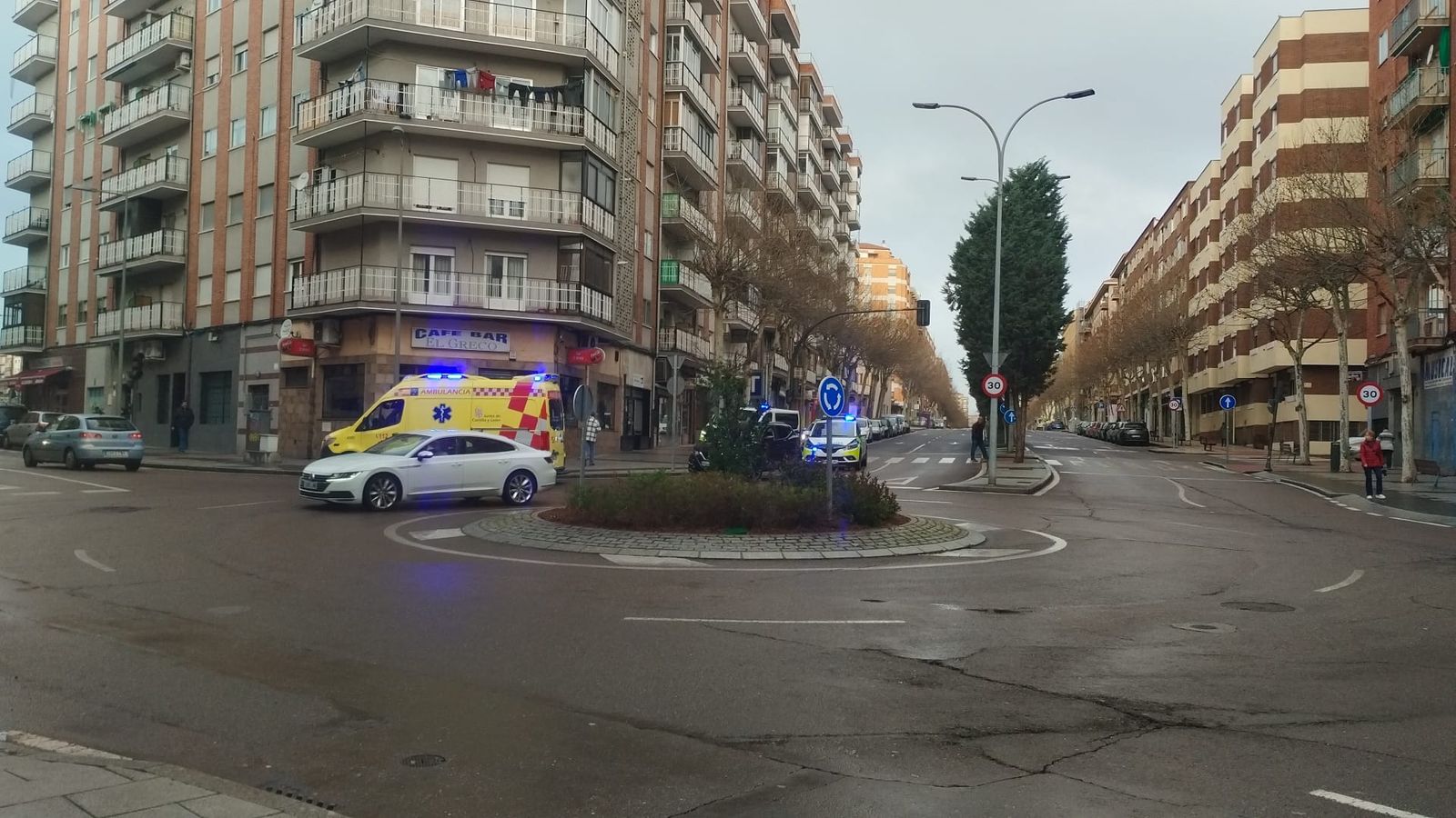 Ambulancia y Policía Local en zona del Greco