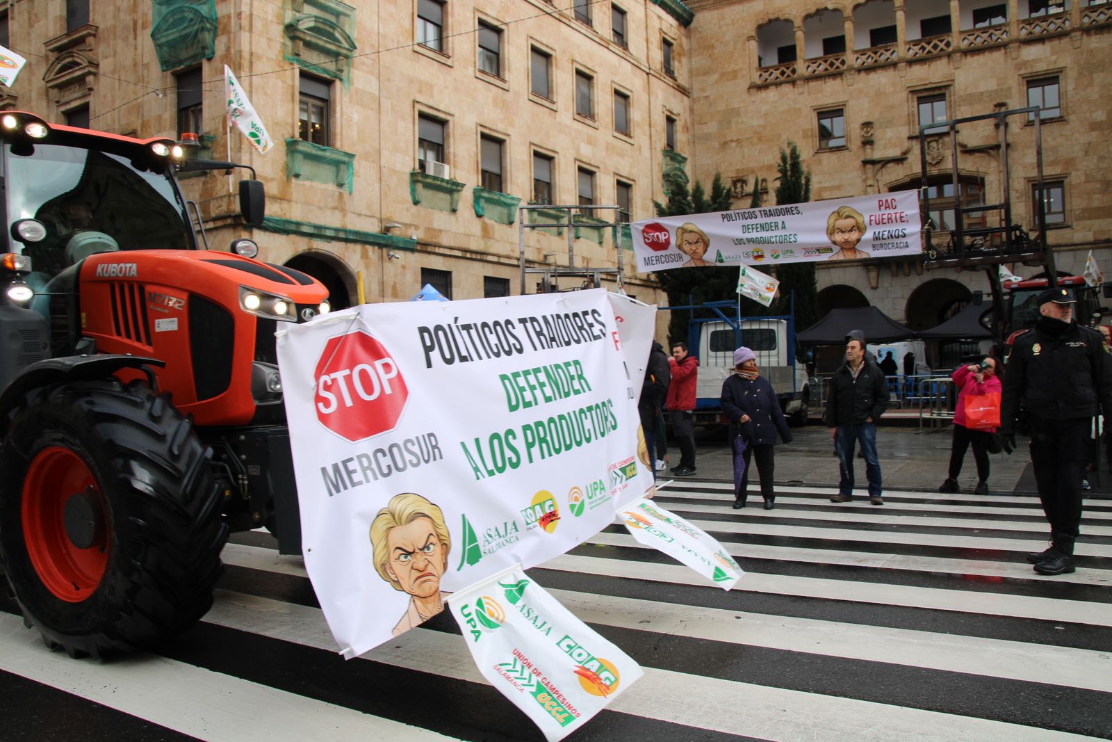 En imágenes la marcha con tractores y vehículos de campo en Salamanca en protesta contra Mercosur
