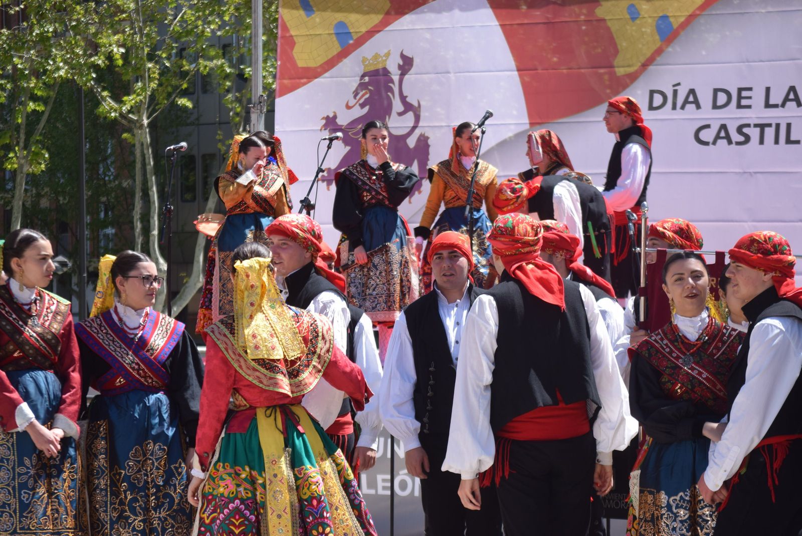 actuacion-dona-urraca-en-la-marina-20