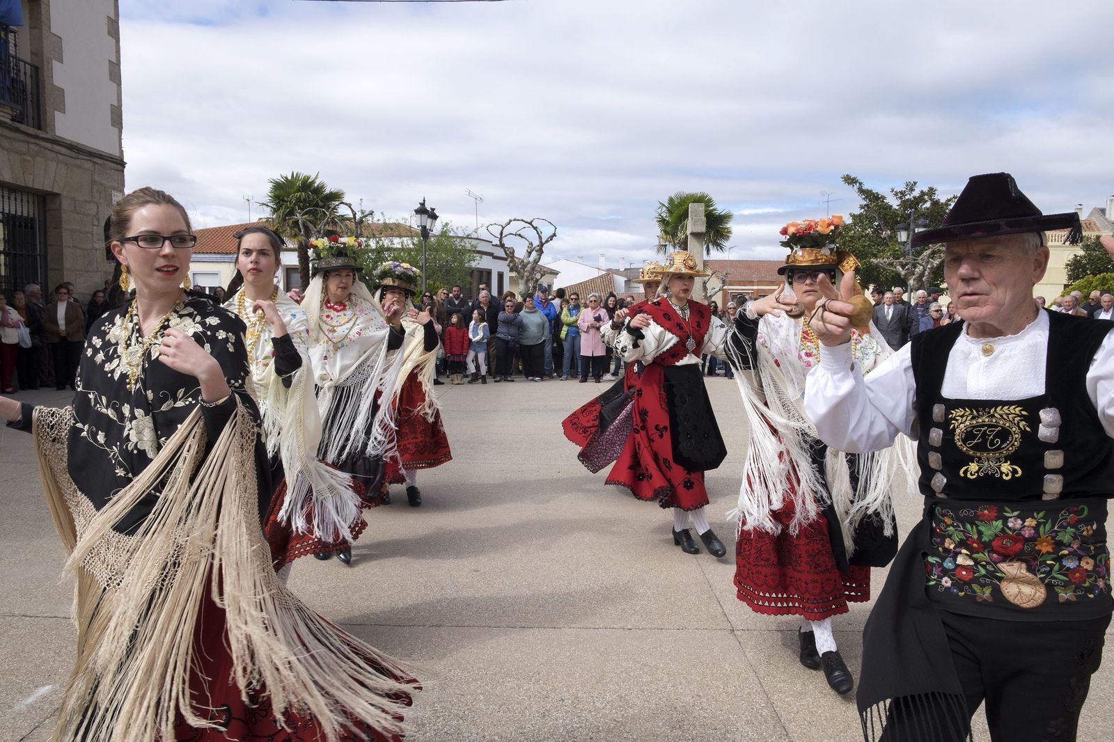 Bailes regionales con motivo de la Fiesta del Almendro en La Fregeneda