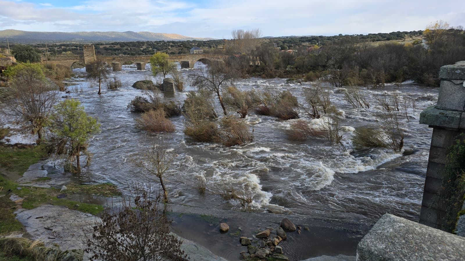 El río a su paso por el puente del Congosto
