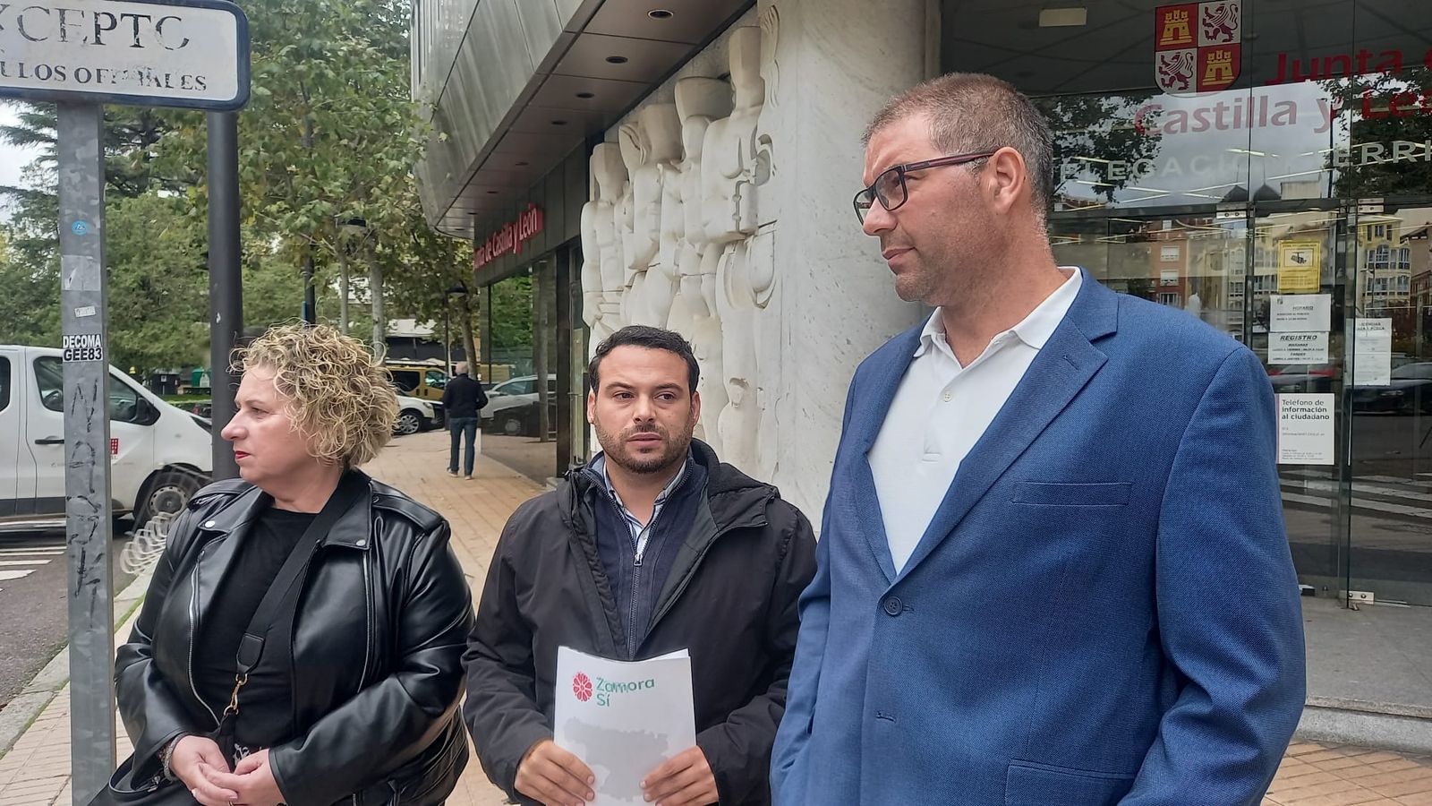 Eloy Tomé, portavoz de Zamora Sí, a las puertas de la Delegación Territorial de la Junta de Castilla y León