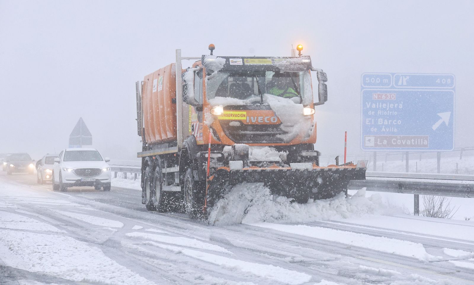 José Vicente  ICAL . La intensa nevada de las últimas horas obliga a cerrar al tráfico la Autovía de la Ruta de la Plata (A 66) entre Sorihuela y Vallejera de Riofrío (Salamanca) (1)