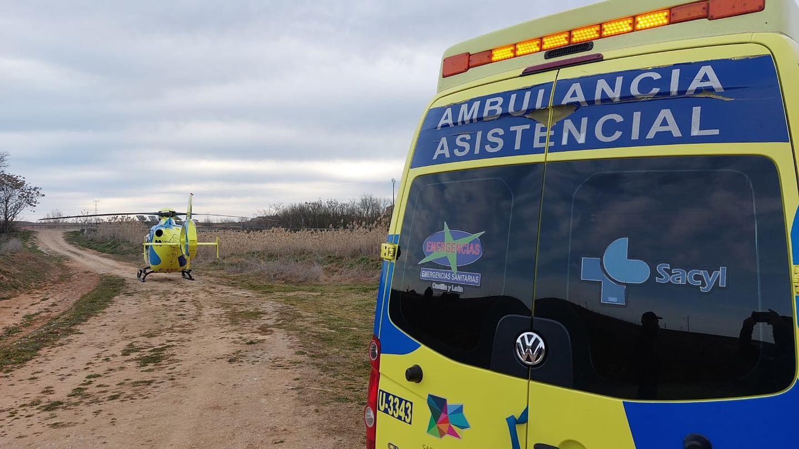 Helicóptero del Sacyl y ambulancia en una imagen de archivo.
