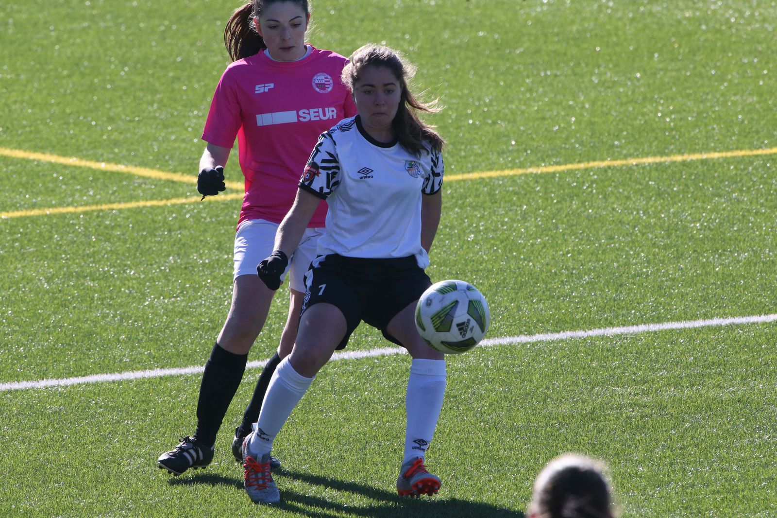 Luna trata de controlar un balón.