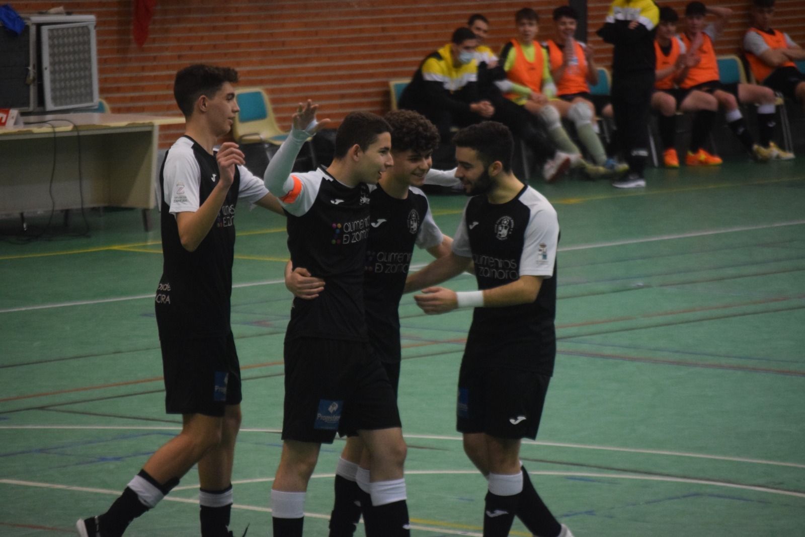 Marcos, Alejandro y Bibi celebran el gol de Óscar