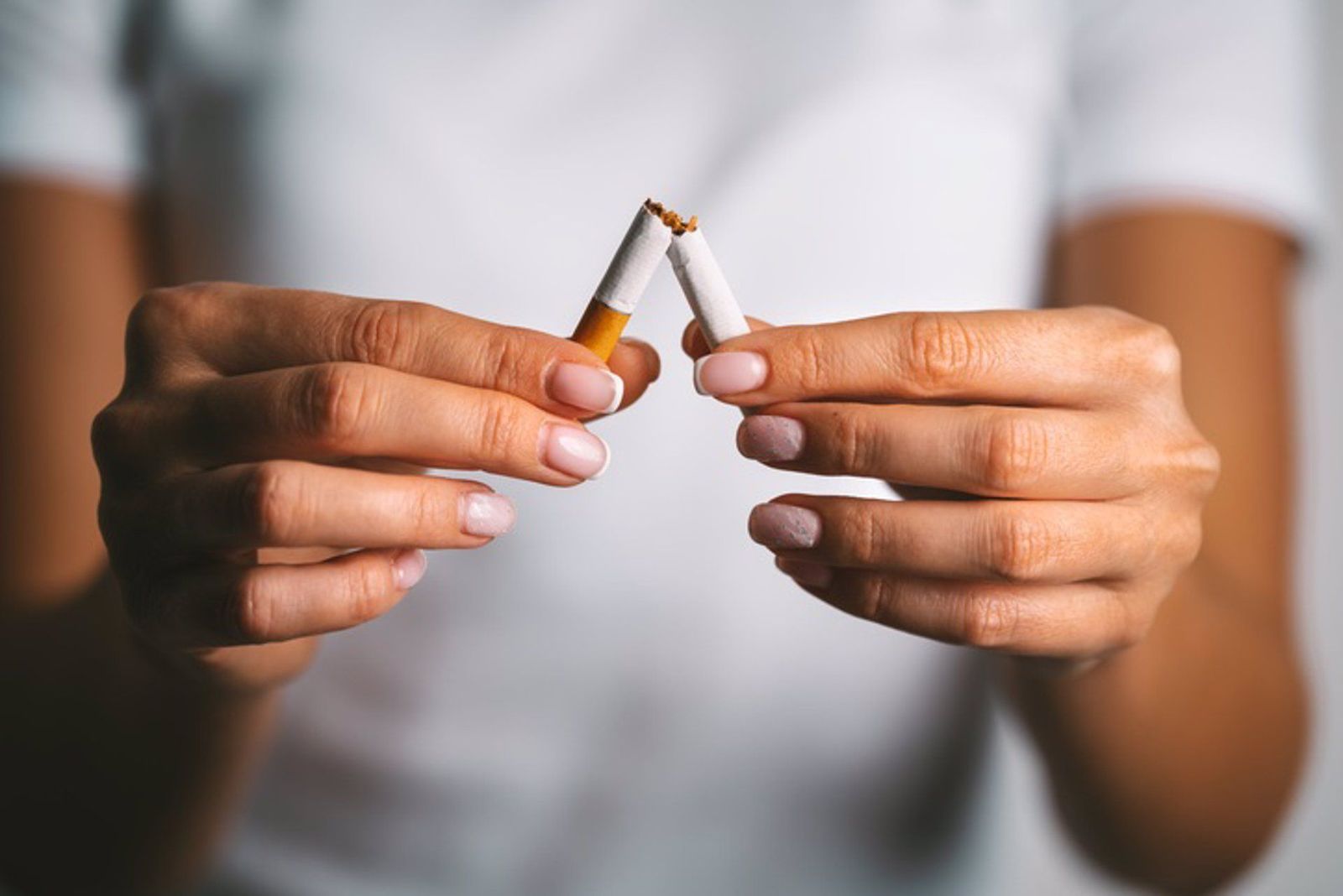 Imagen de recurso de una persona rompiendo un cigarrillo. - DARIA KULKOVA/ ISOCK - Archivo Imagen de recurso de una persona rompiendo un cigarrillo. - DARIA KULKOVA/ ISOCK - Archivo
