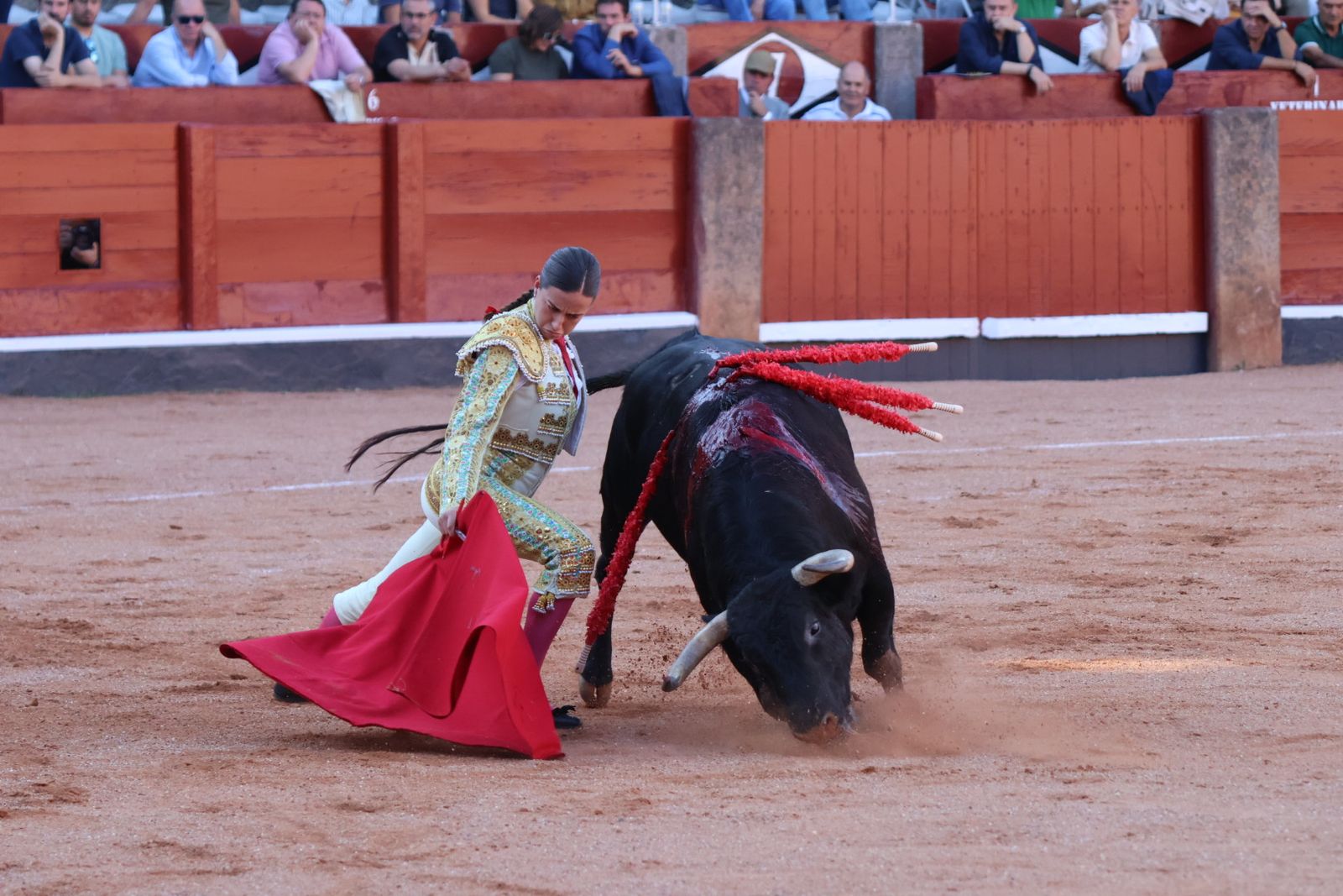 La Glorieta revive el aroma de la feria taurina con el primer festejo: Lea Vicens, Raquel Martín y Olga Casado