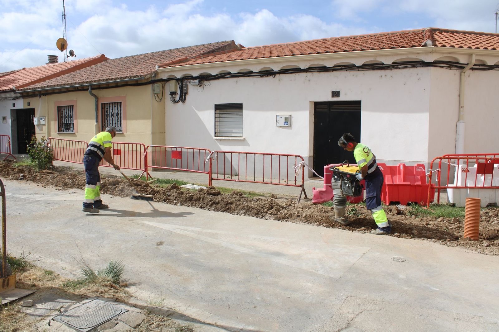 Carbayo visita las obras de la segunda fase de urbanización del barrio de La Vega