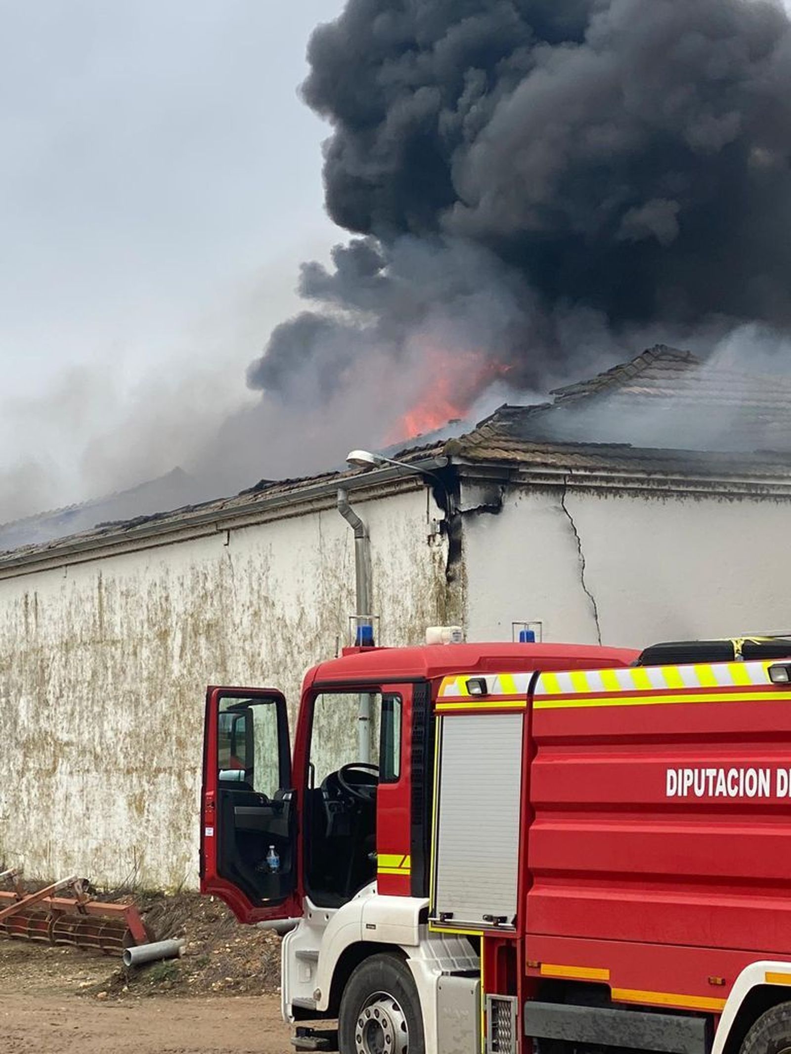 Incendio en una nave de San Pedro del Valle (2)