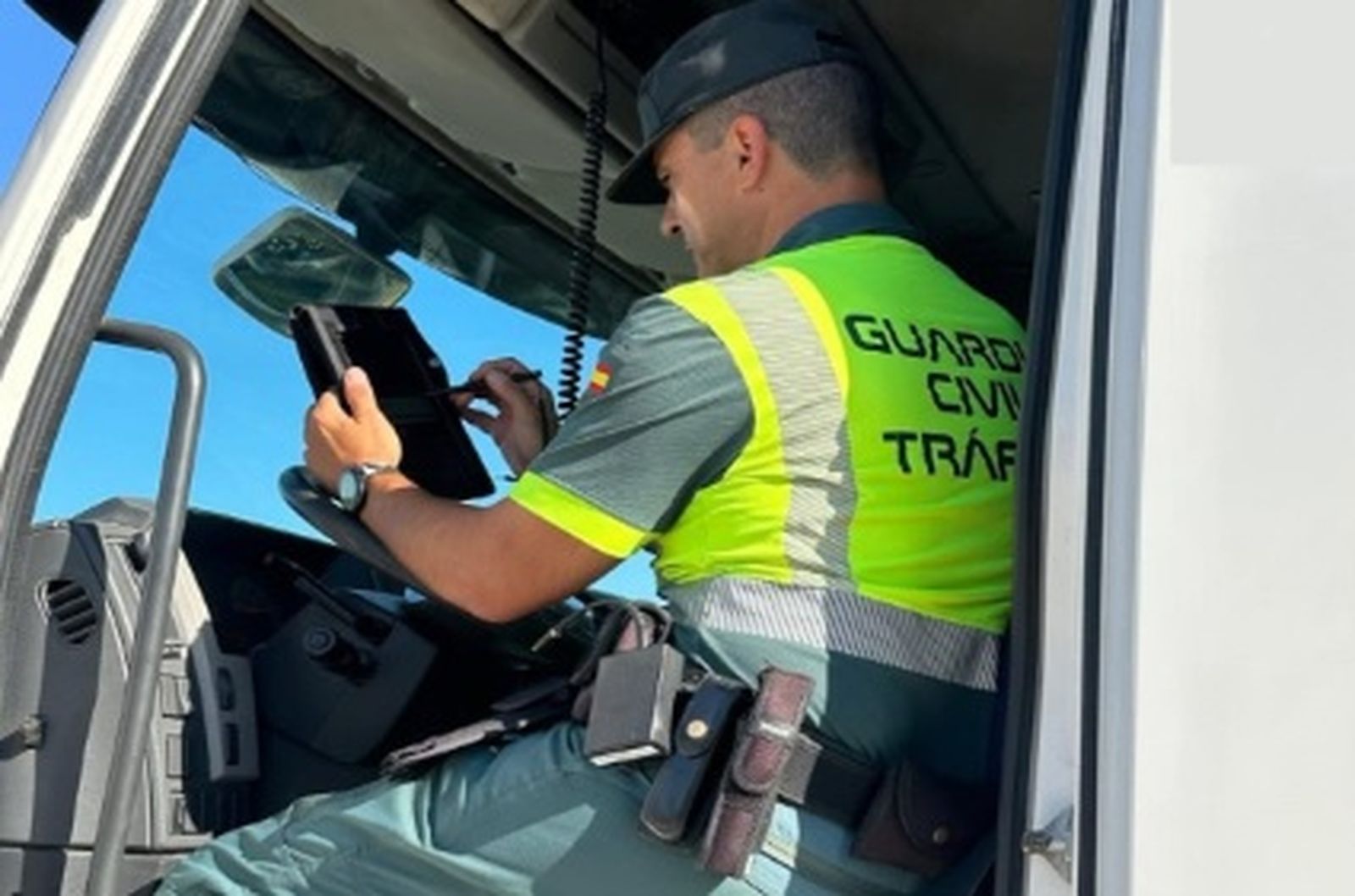 Un guardia civil analiza la tarjeta de un tacógrafo
