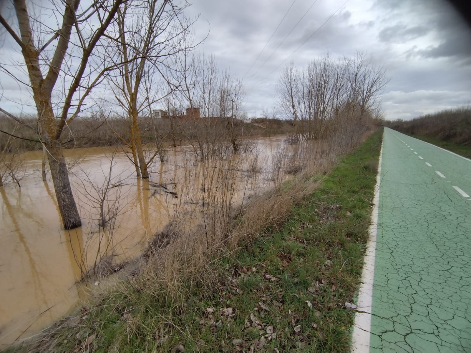 La crecida del río Duero obliga a cortar el carril bici de La Aldehuela