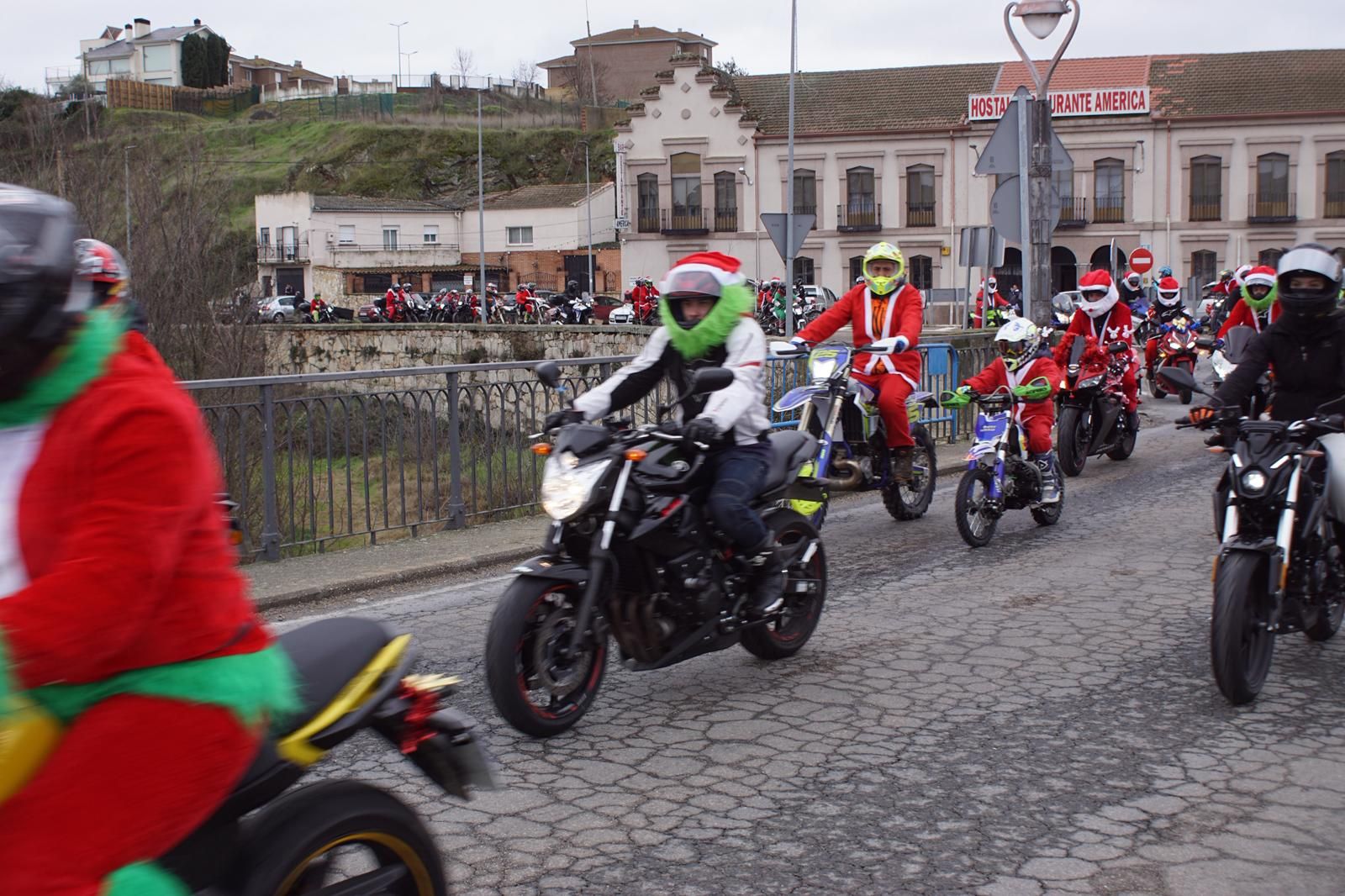 Alba de Tormes se despierta con el ruido de la 'Papanoelada motera' presidida por Papá Noel