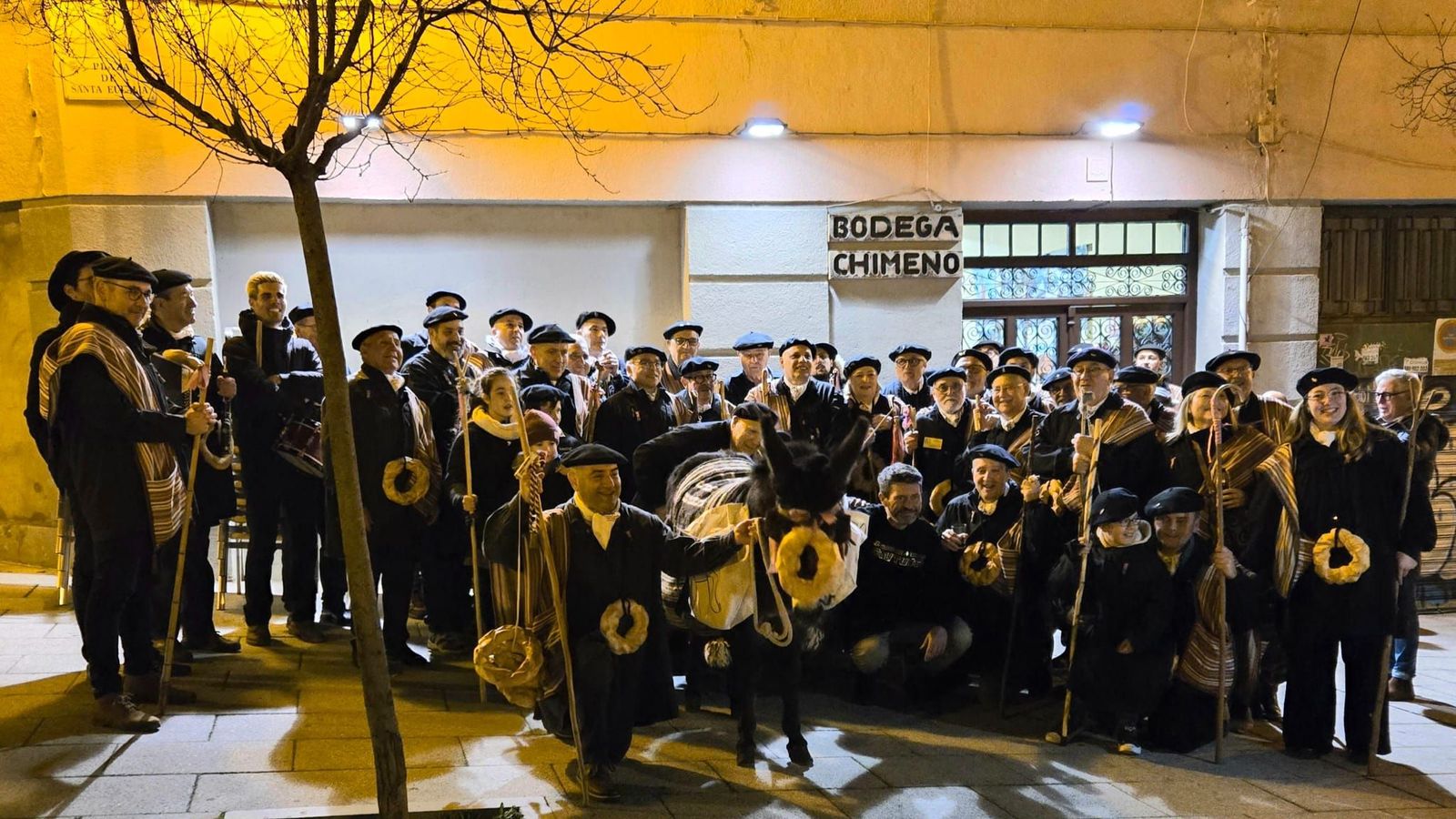 La Peña El Cencerro celebrando su particular sanantonada