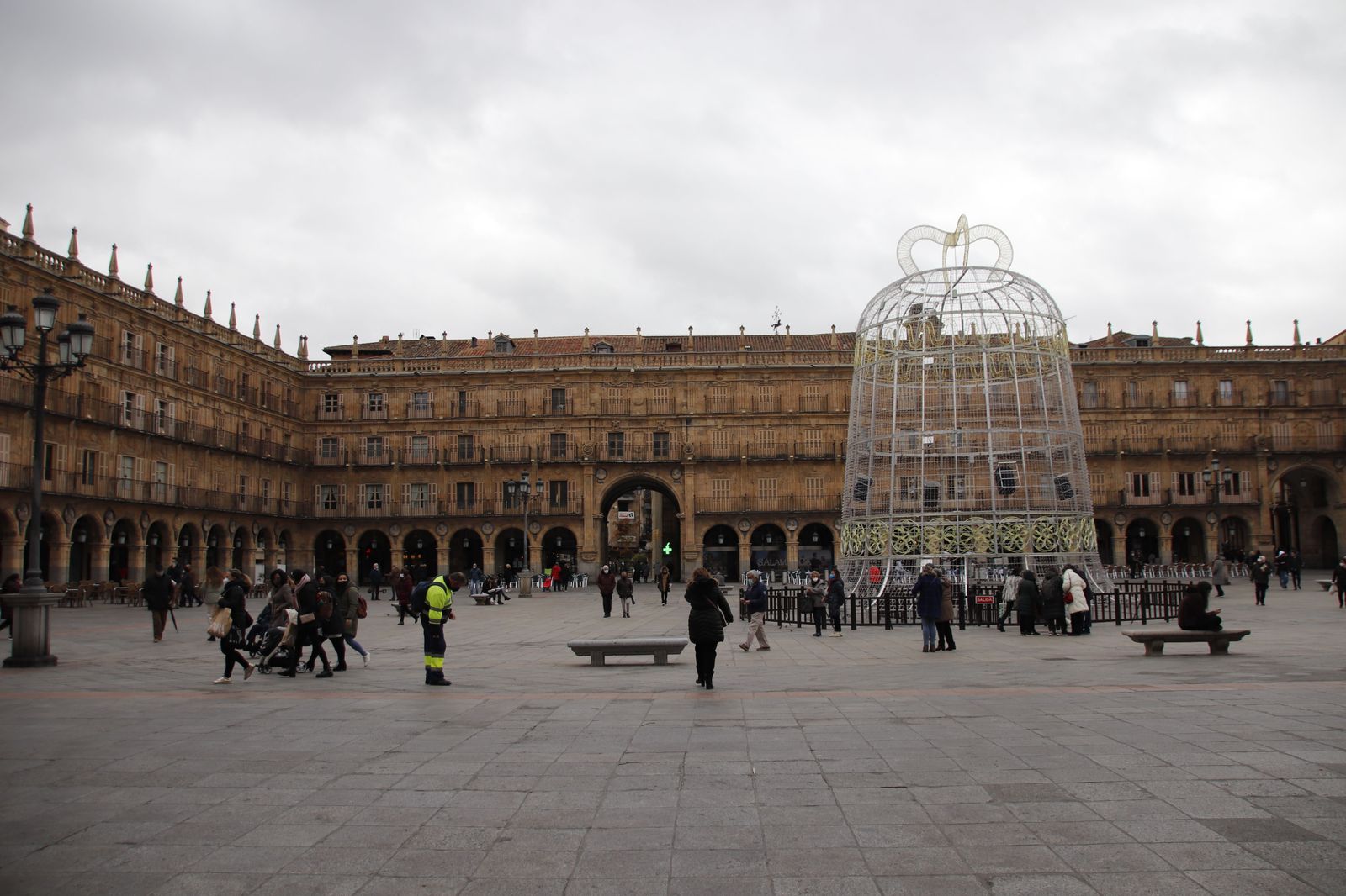 Gente paseando en la Plaza Mayor en invierno