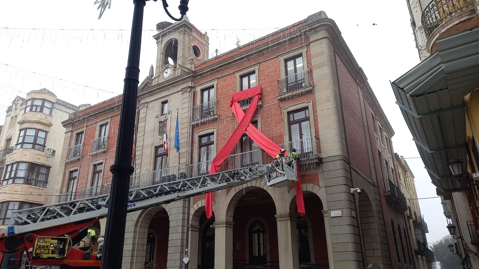 El gran lazo rojo que preside la fachada del Ayuntamiento