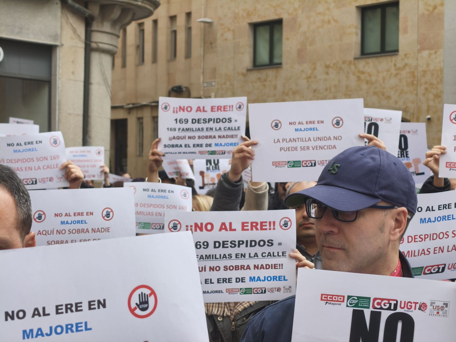 Posibles trabajadores afectados por el ERE de Majorel se manifiestan en Salamanca