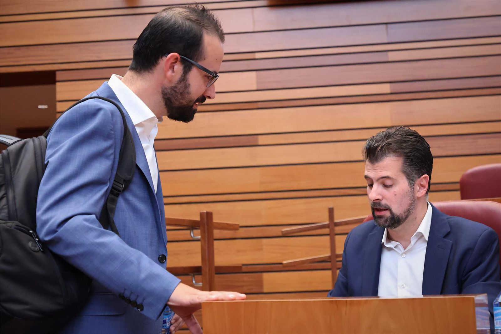 Foto de archivo en las Cortes en la que se puede ver a Luis Tudanca y a Ángel Hernández.  PSOE | EP