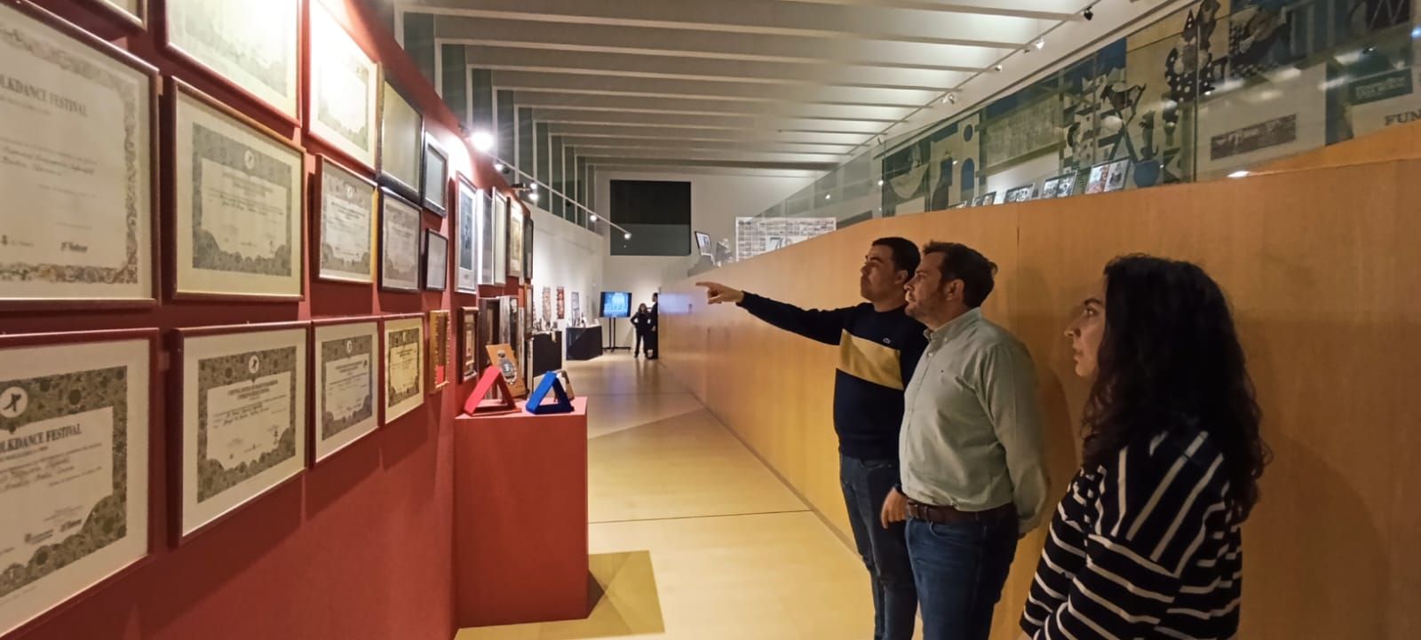 Exposición con motivo del 70 aniversario del grupo de coros y danzas Doña Urraca