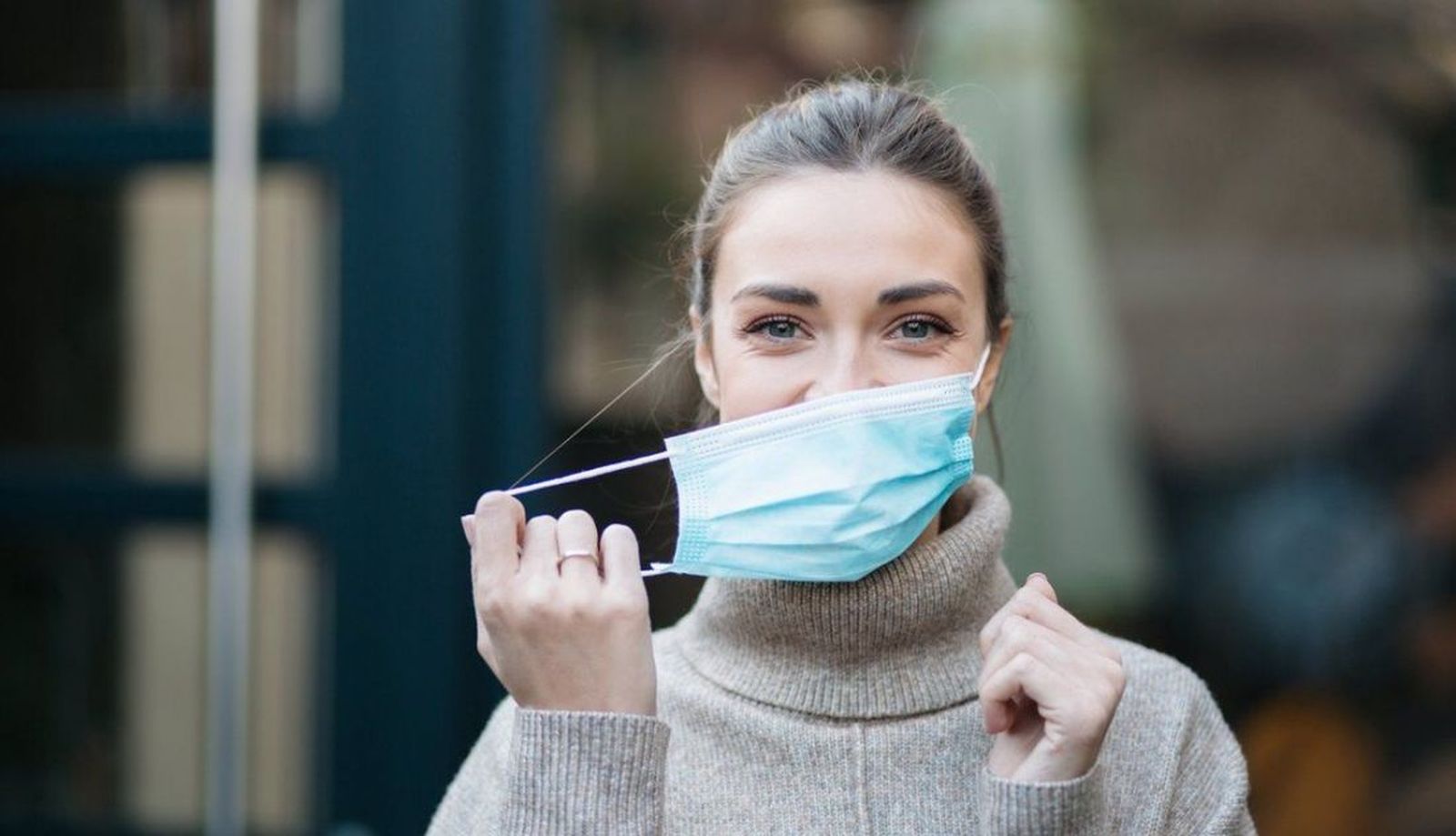 Mujer quitándose la mascarilla. Foto Infosalus