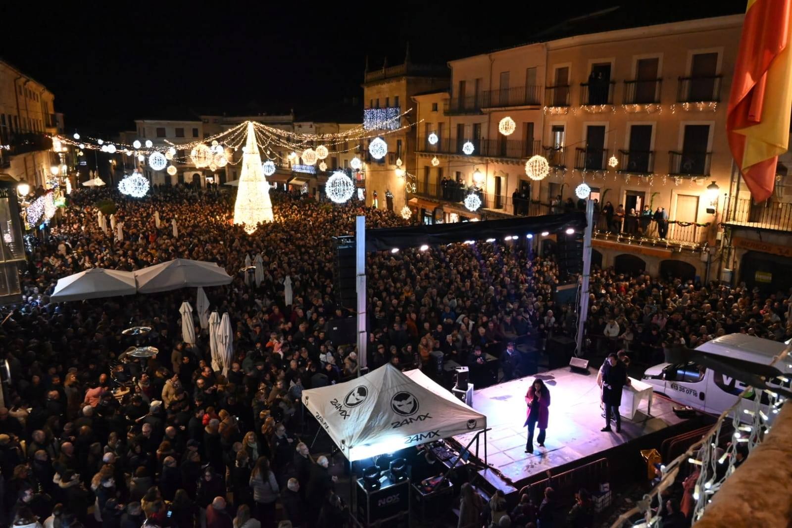 La plaza mayor de Ciudad Rodrigo abarrotada de gente para el sorteo de un coche por las compras navideñas