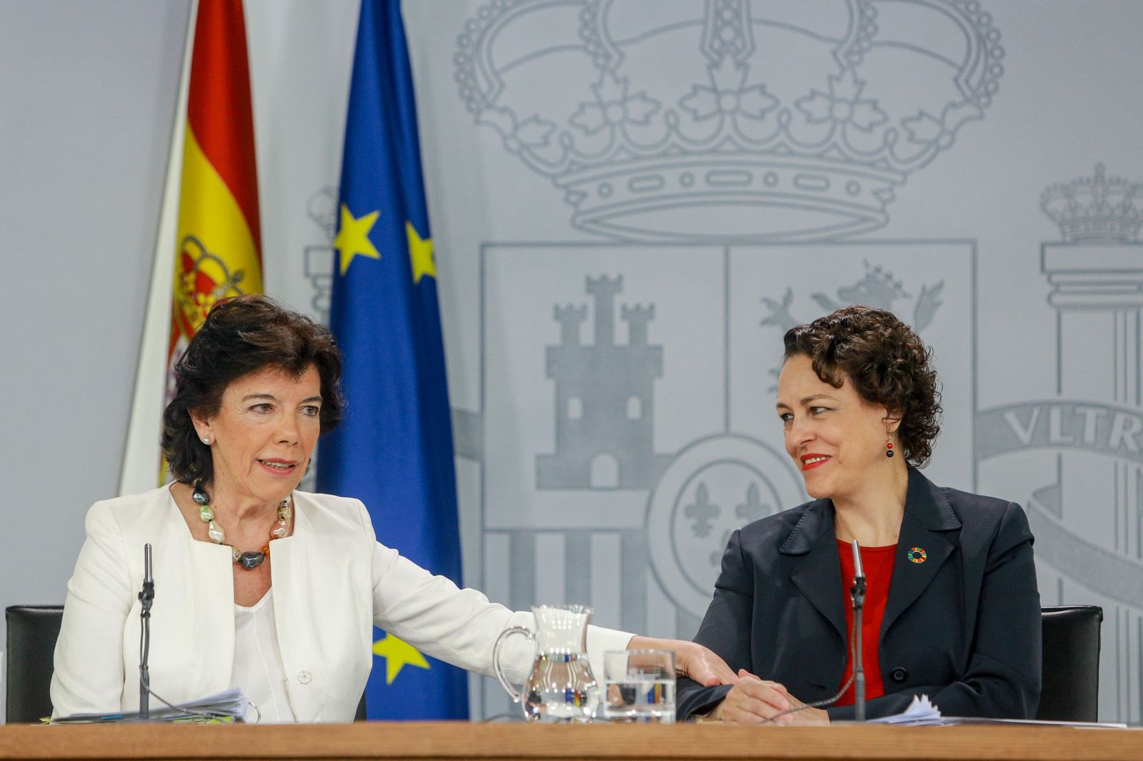 (I-D) La ministra portavoz del Gobierno, Isabel Celaá, y la ministra de Trabajo, Migraciones y Seguridad Social en funciones, Magdalena Valerio, comparecen ante los medios de comunicación tras la re