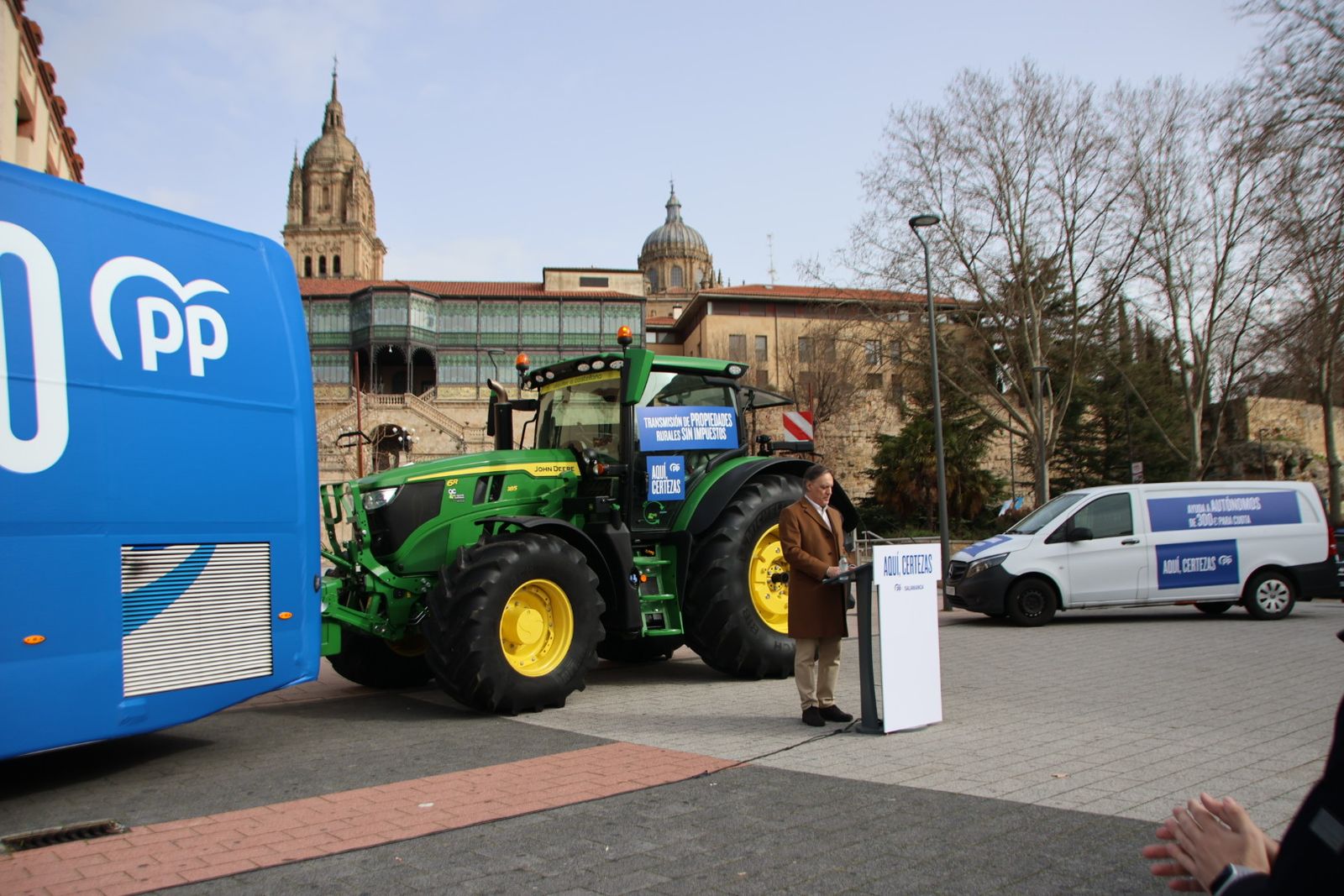 Mañueco presenta su caravana de vehículos en Salamanca