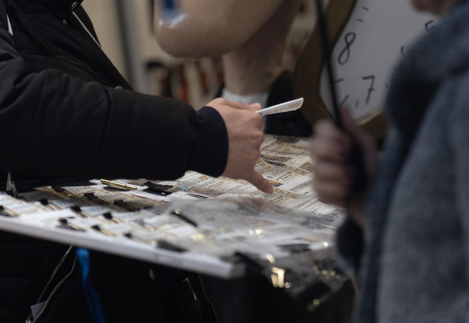 Persona vendiendo lotería. Foto EP