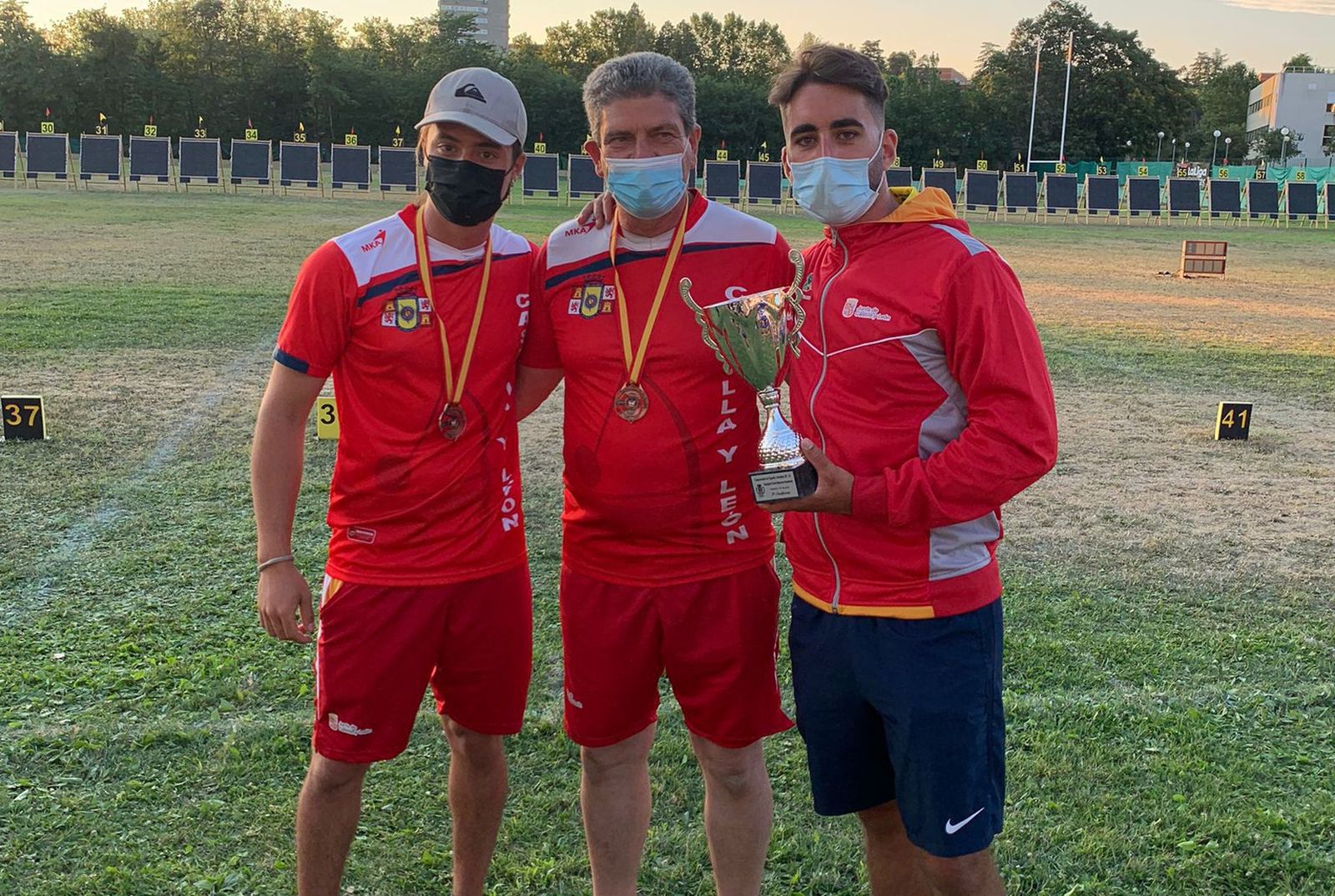 Los representantes con el bronce