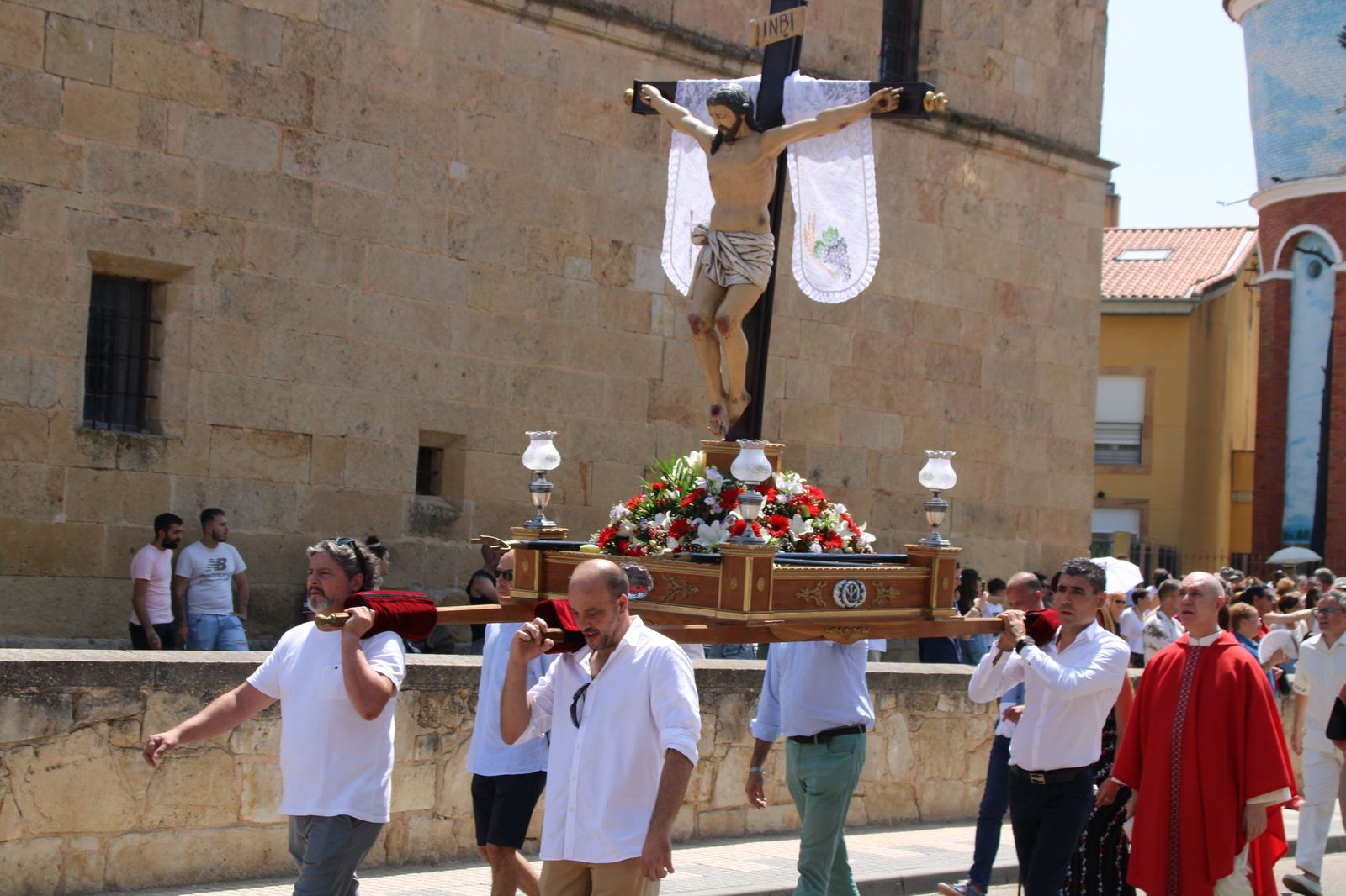 Procesión en honor al Cristo de las Batallas en Castellanos de Moriscos