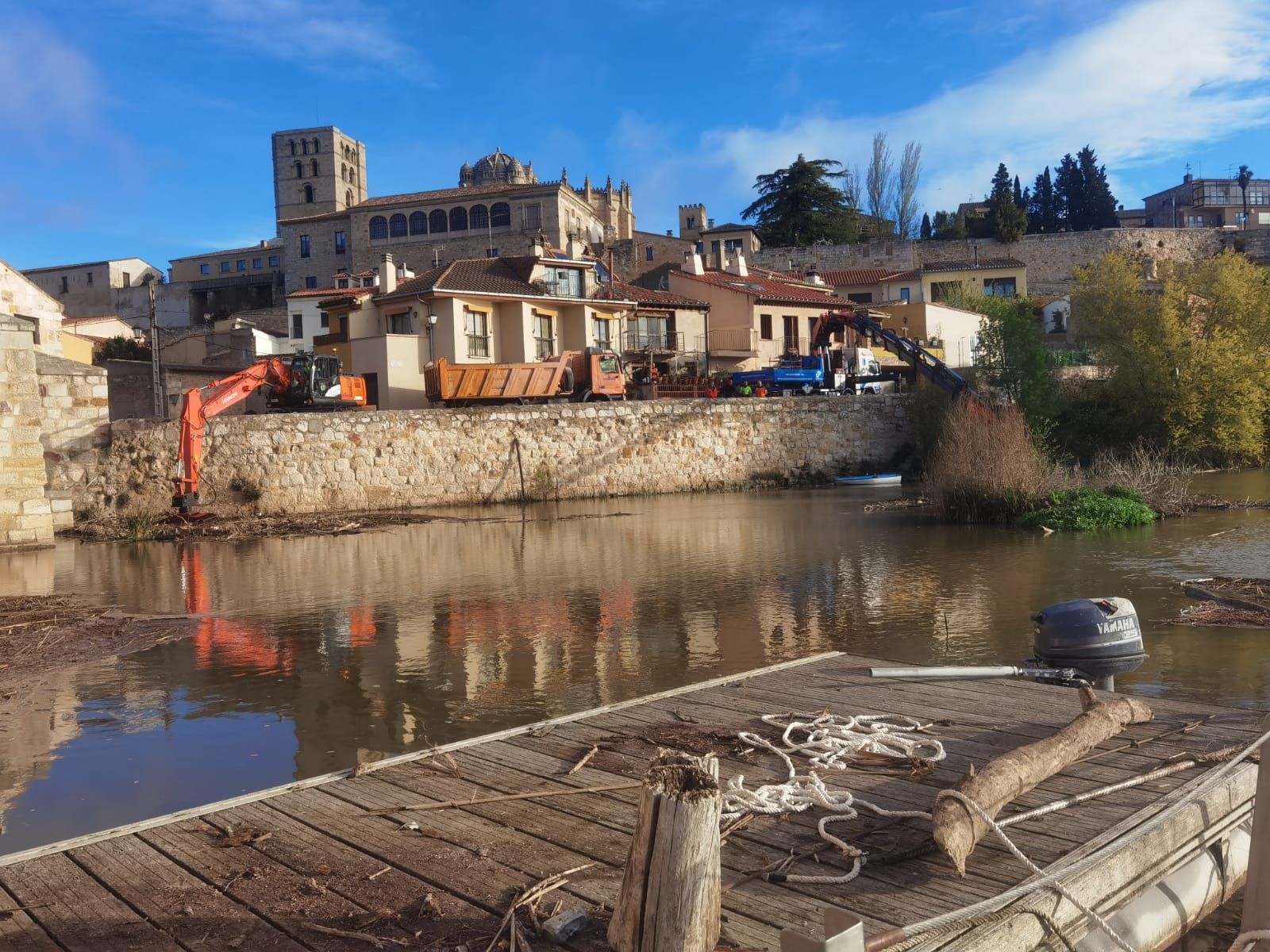 Avanza la limpieza de restos vegetales en las aceñas de Olivares