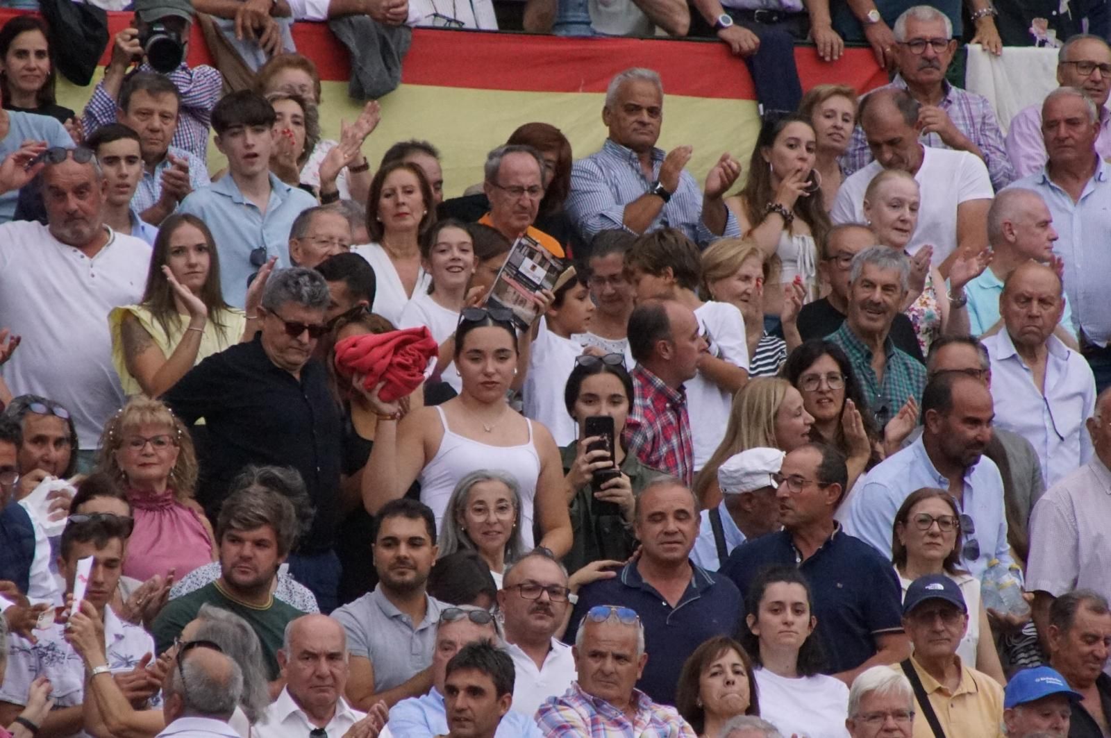 Expectación por ver los caballos de rejoneo en La Glorieta: imágenes del ambiente en los tendidos y en el patio de cuadrillas