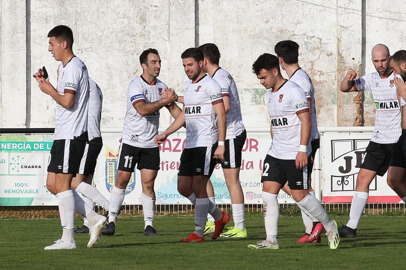 Los jugadores del CIudad Rodrigo celebran un tanto al Veguellina