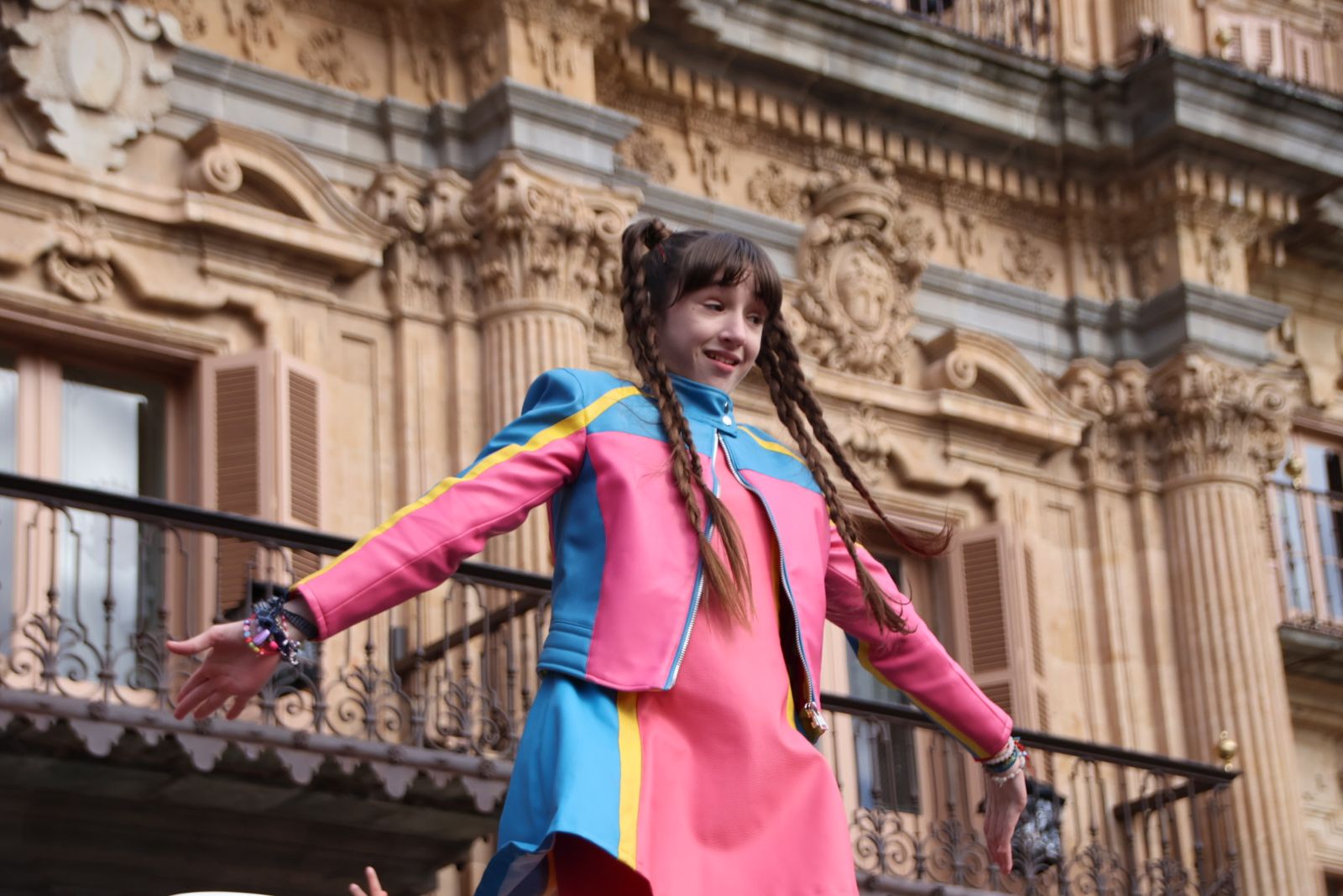 El alcalde de Salamanca, Carlos García Carbayo, recibe a sus Majestades los Reyes Magos y Concierto de Chloe DelaRosa en la Plaza Mayor