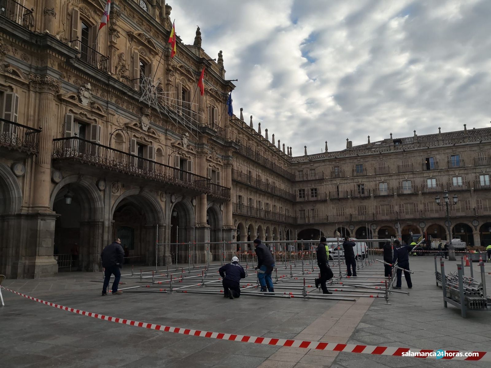 Montaje del escenario de la nochevieja universitaria (2)
