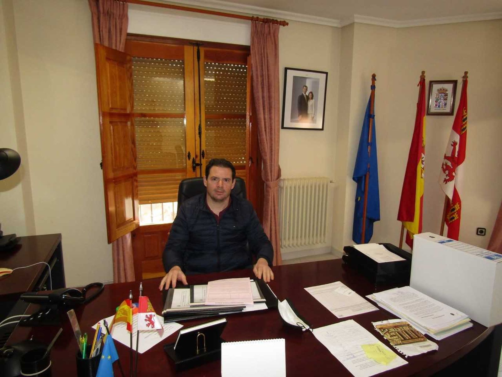 Imagen del alcalde de la localidad, Antonio Juarez en su despacho