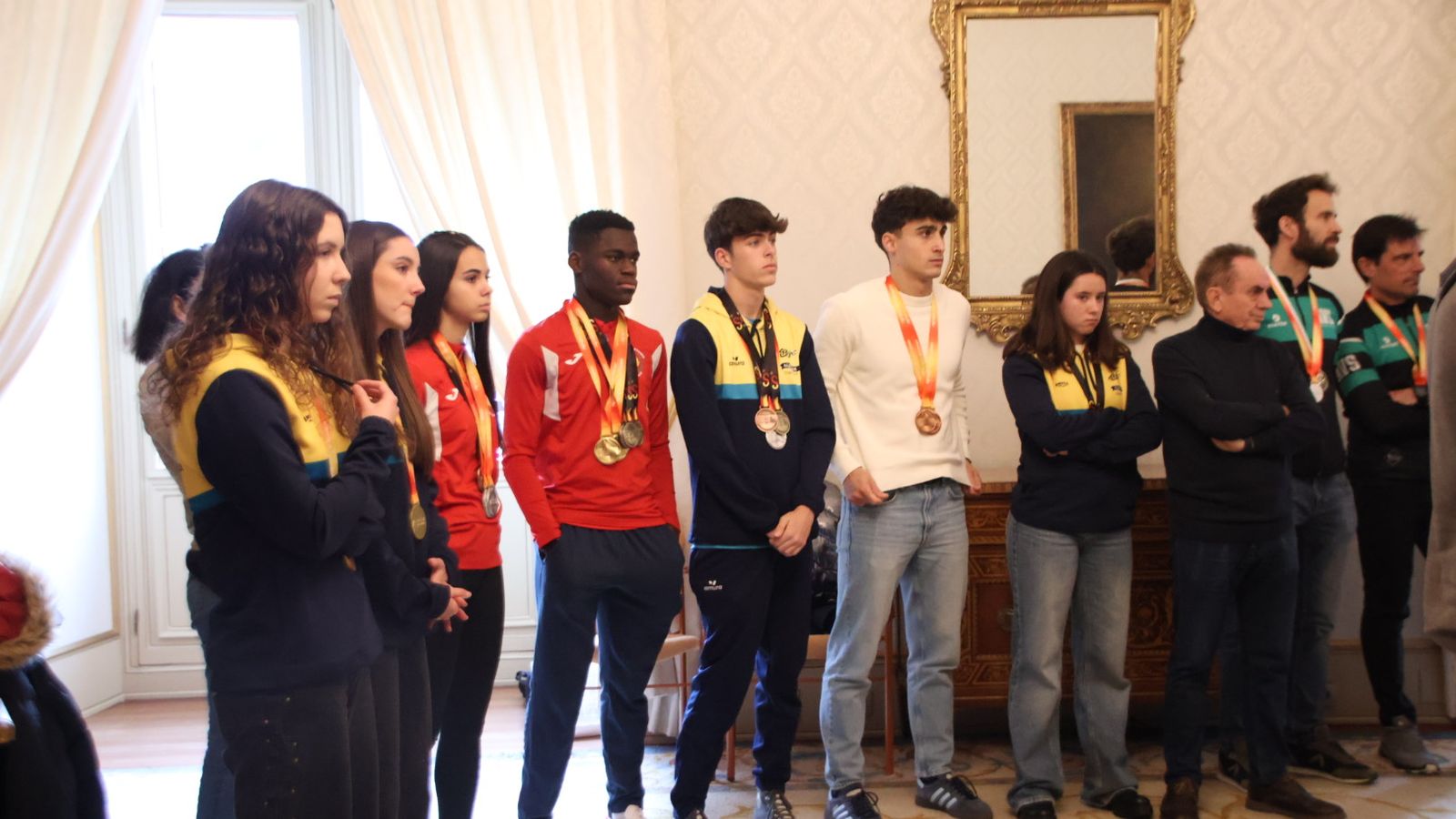 La concejala de Deportes, Almudena Parres, recibe a una representación del atletismo salmantino en homenaje a los éxitos cosechados durante este año