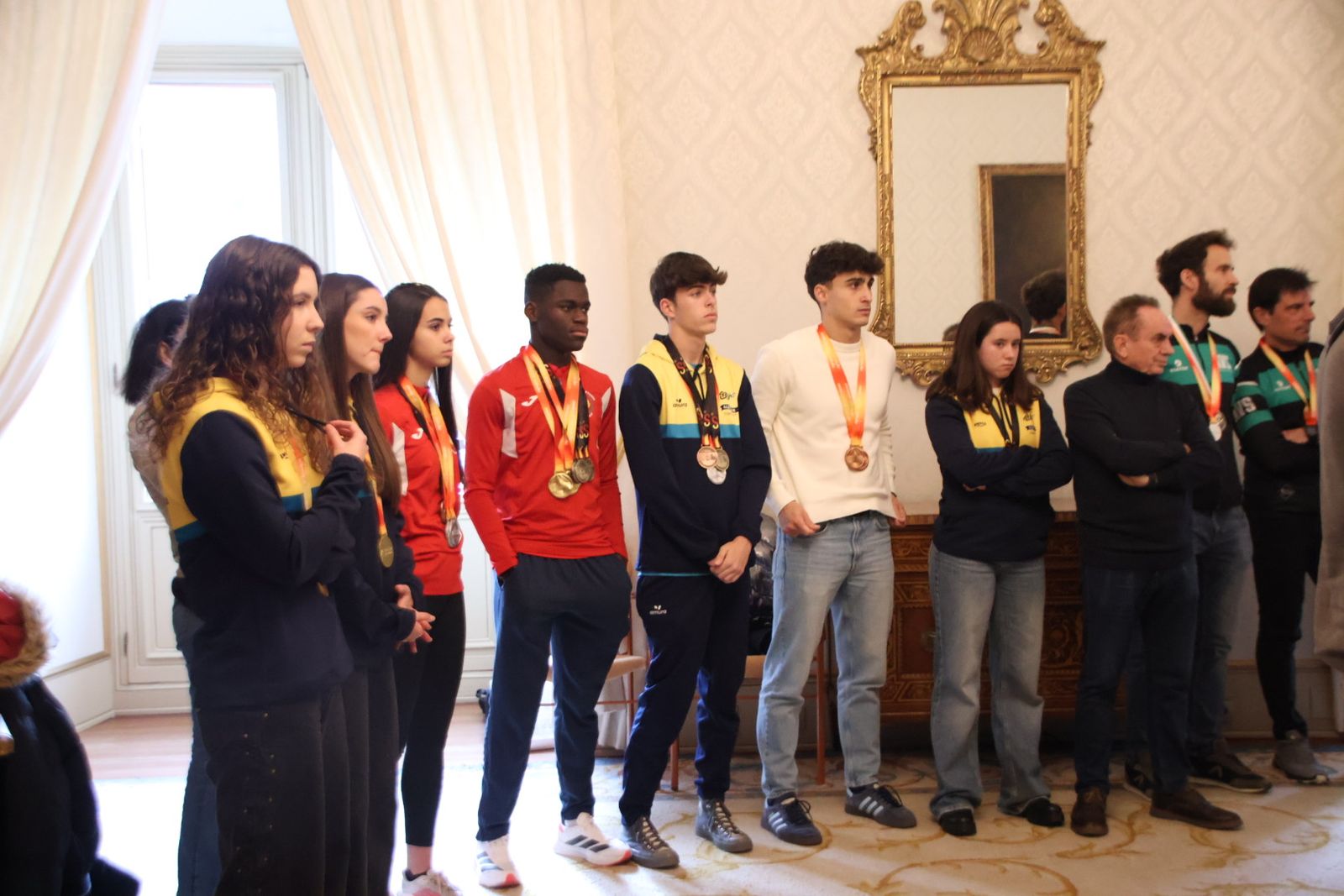 La concejala de Deportes, Almudena Parres, recibe a una representación del atletismo salmantino en homenaje a los éxitos cosechados durante este año
