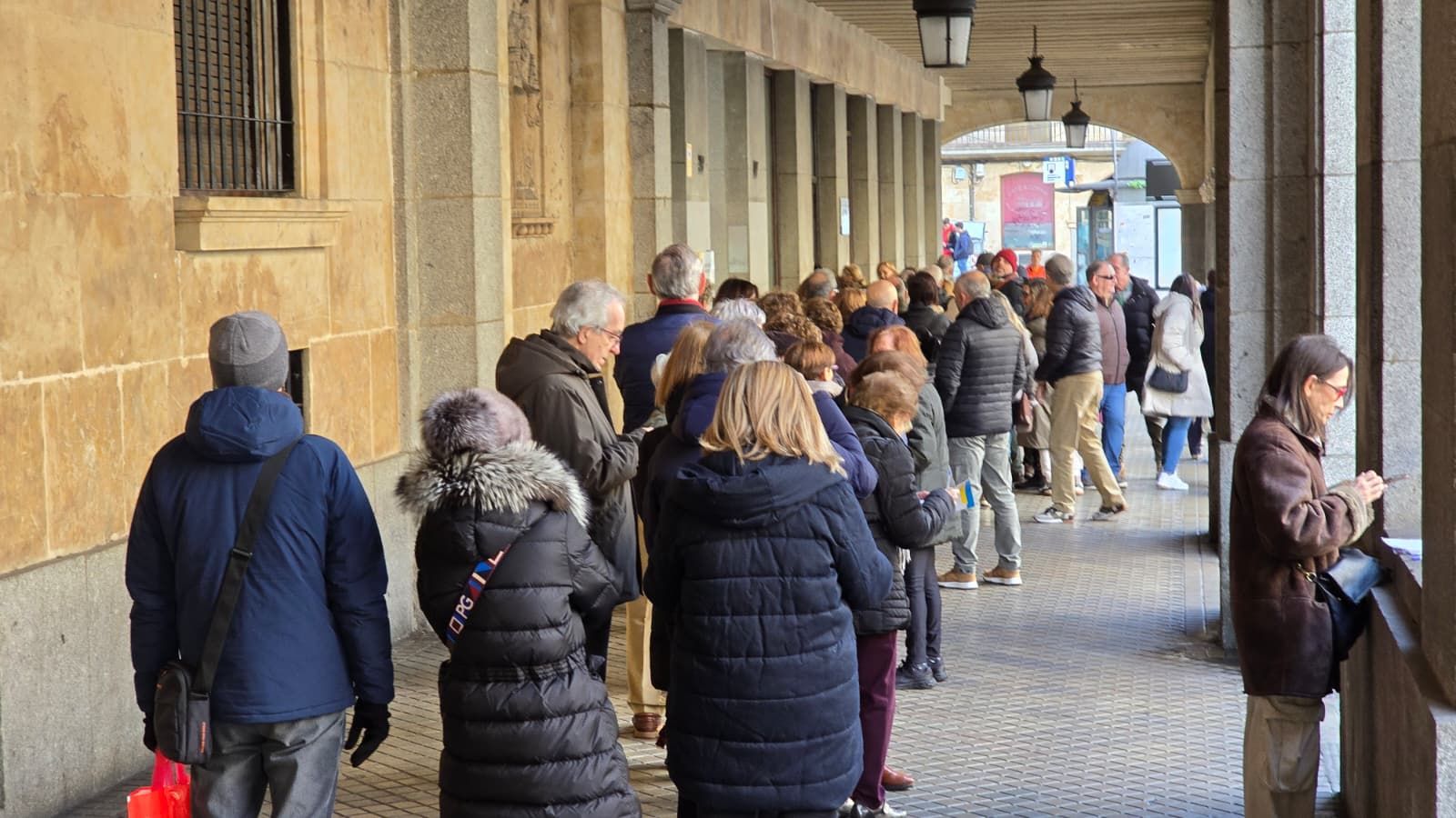 Colas en Gran Vía para solicitar un viaje del Club de los 60