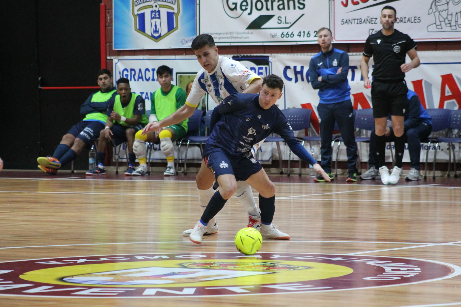 Isi en un partido con el Atlético Benavente.