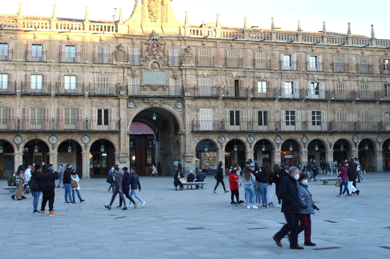 Gente paseando por la Plaza Mayor de Salamanca