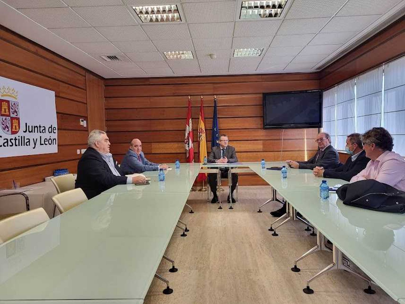 Encuentro de representantes del Consejo de Colegios Veterinarios de CyL con el consejero de Agricultura